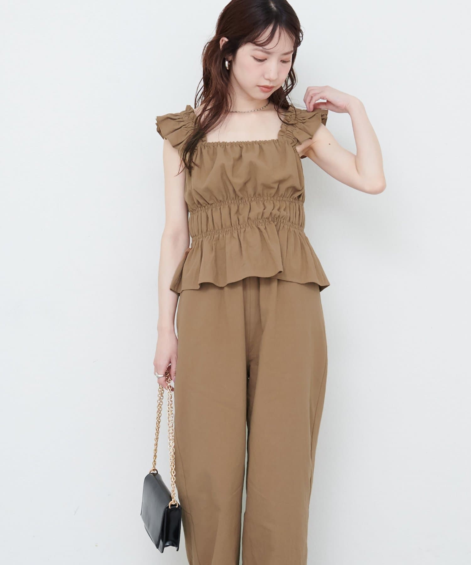 【2025SS natural couture】シャーリングキャミパンツセット■Design都会にもリゾートにも映える、大人のためのリラックスセットアップ。トップスは、肩のフリルとシャーリングがフェミ