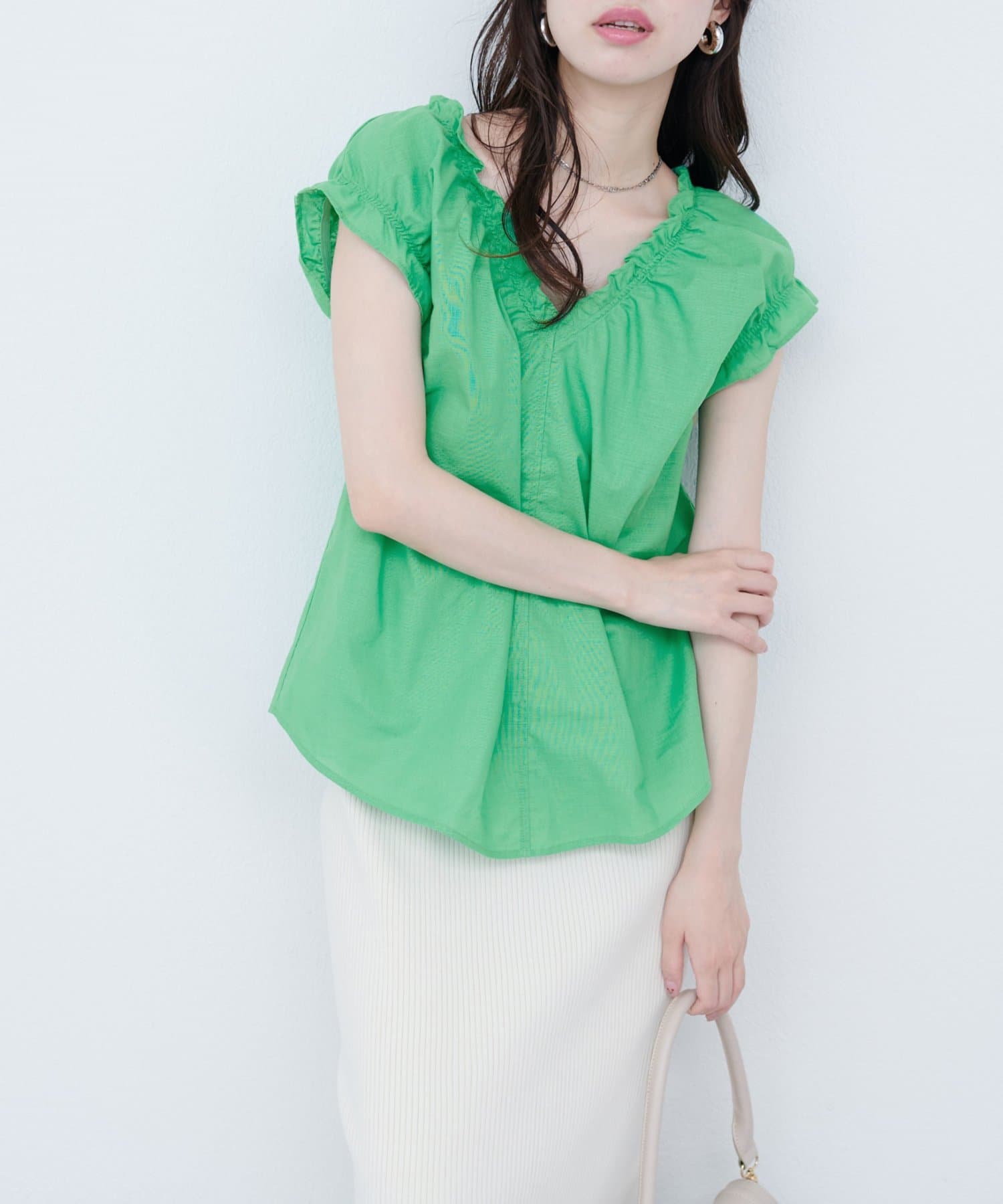 【2025SS natural couture】綿麻ギャザーフリルブラウスWEB限定カラー：ブルー■Design上品な抜け感を演出できる大人のためのギャザーフリルブラウス。デコルテを美しく見せるVネッ