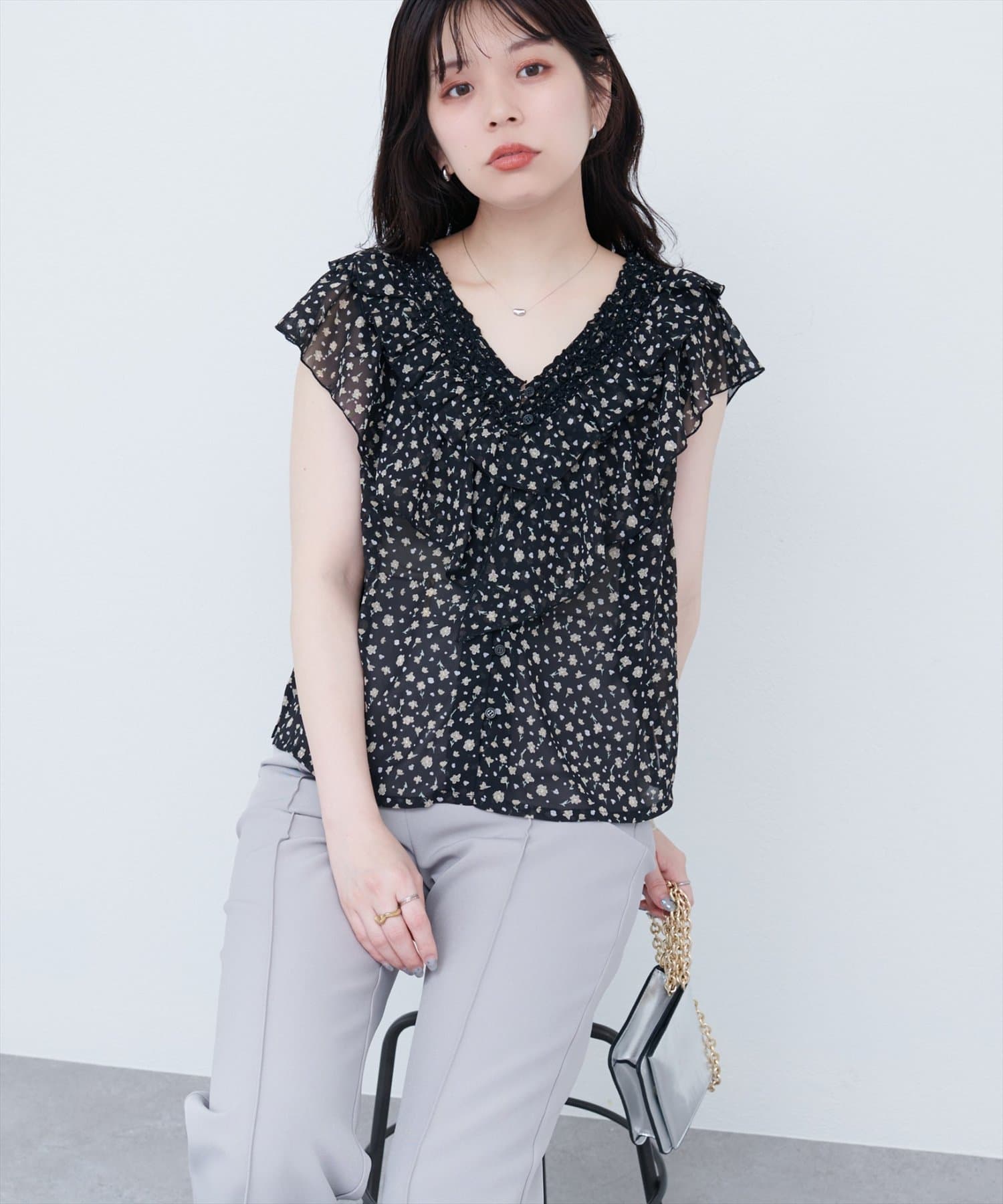 【2025SS natural couture】フリルVネックブラウス■Design胸元を飾る繊細なフリルが、女性らしさを引き立てるブラウス。Vネックデザインで顔周りを明るく華やかに演出。Vネックライ