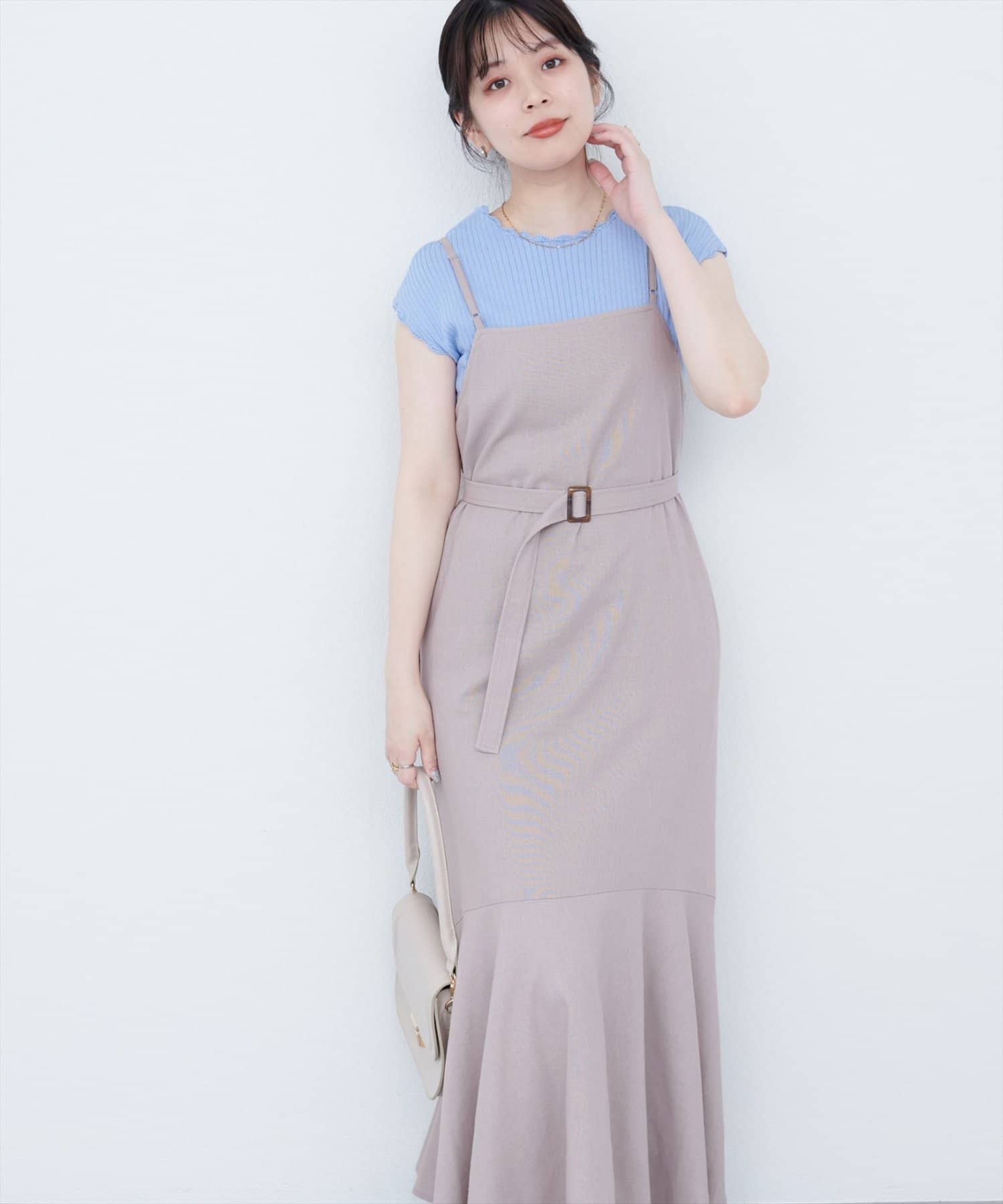 【2025SS natural couture】前後2WAYフレアヘムキャミワンピース■Designシンプルなデザインの中に、大人の女性らしさが際立つキャミワンピース。深めのVネックラインがデコルテを