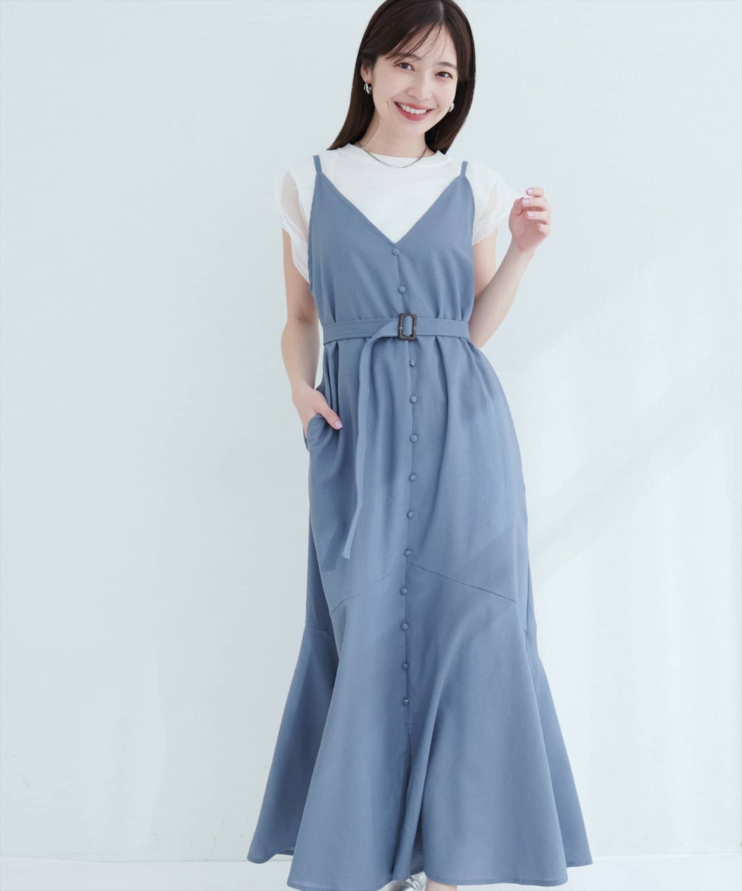 【2025SS natural couture】前後2WAYフレアヘムキャミワンピース■Designシンプルなデザインの中に、大人の女性らしさが際立つキャミワンピース。深めのVネックラインがデコルテを