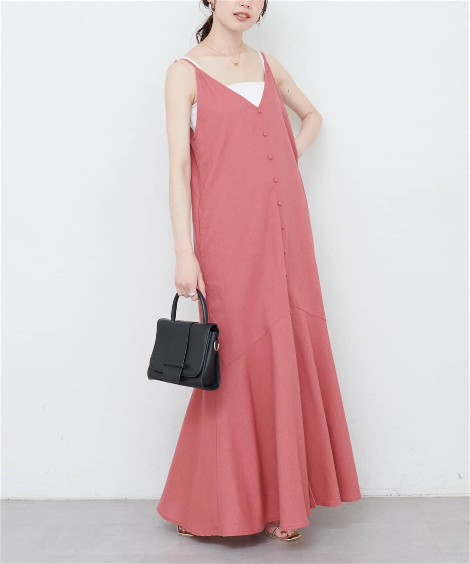 【2025SS natural couture】前後2WAYフレアヘムキャミワンピース■Designシンプルなデザインの中に、大人の女性らしさが際立つキャミワンピース。深めのVネックラインがデコルテを