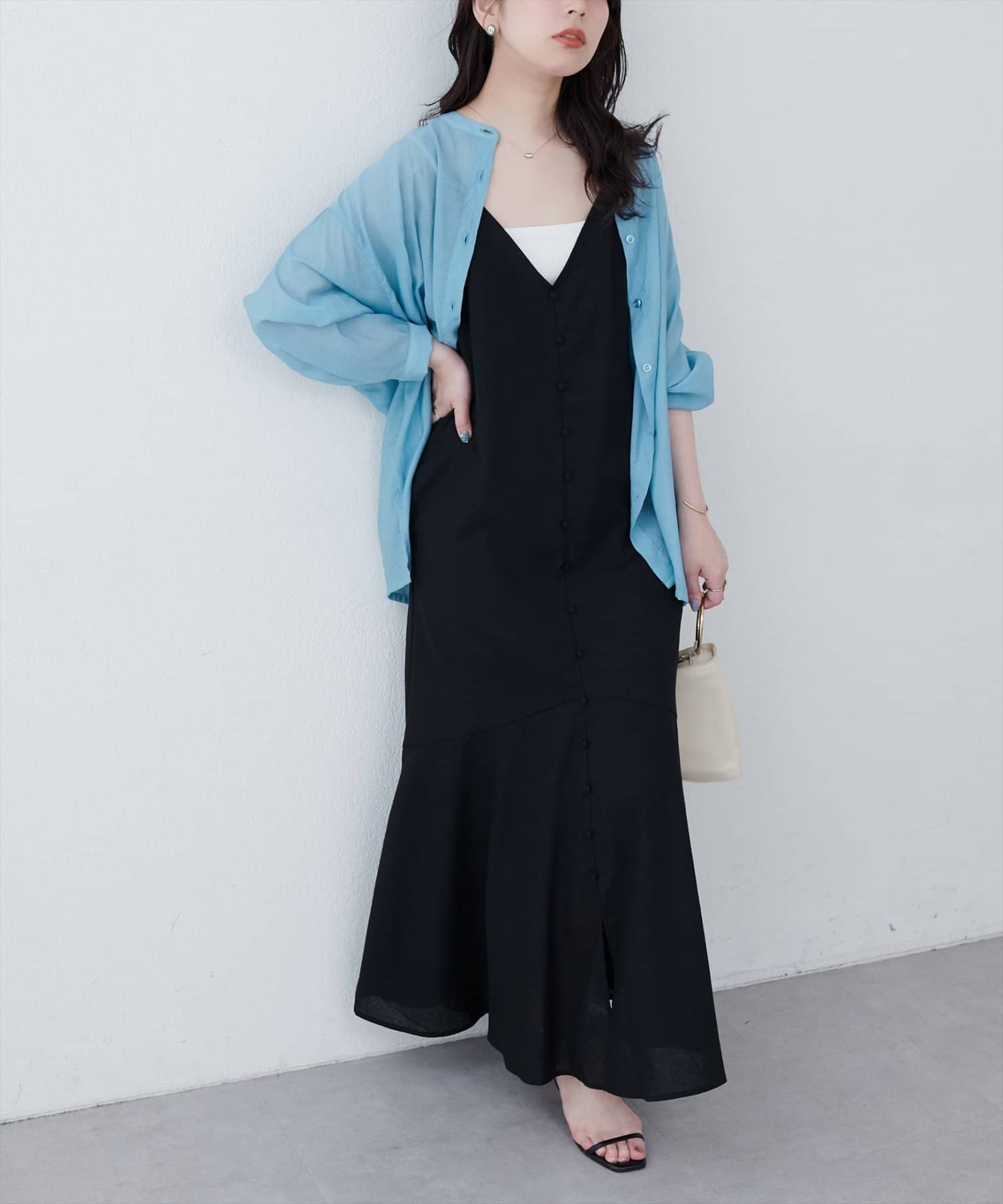 【2025SS natural couture】前後2WAYフレアヘムキャミワンピース■Designシンプルなデザインの中に、大人の女性らしさが際立つキャミワンピース。深めのVネックラインがデコルテを