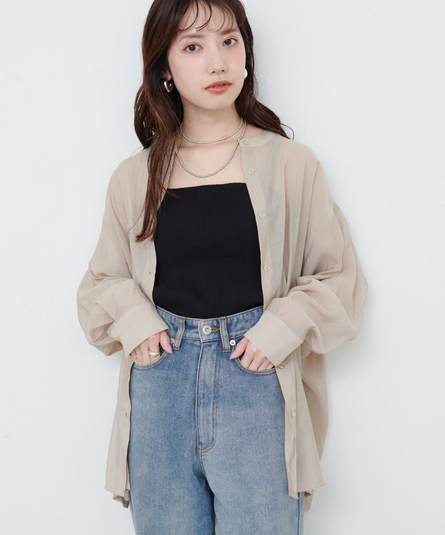 【2025AW natural couture】【WEB限定】バンドカラーサイドスリットシアーシャツ■Designふわりと軽く、エアリーな質感が魅力のシャツ。ゆったりとしたシルエットで、リラックス感漂
