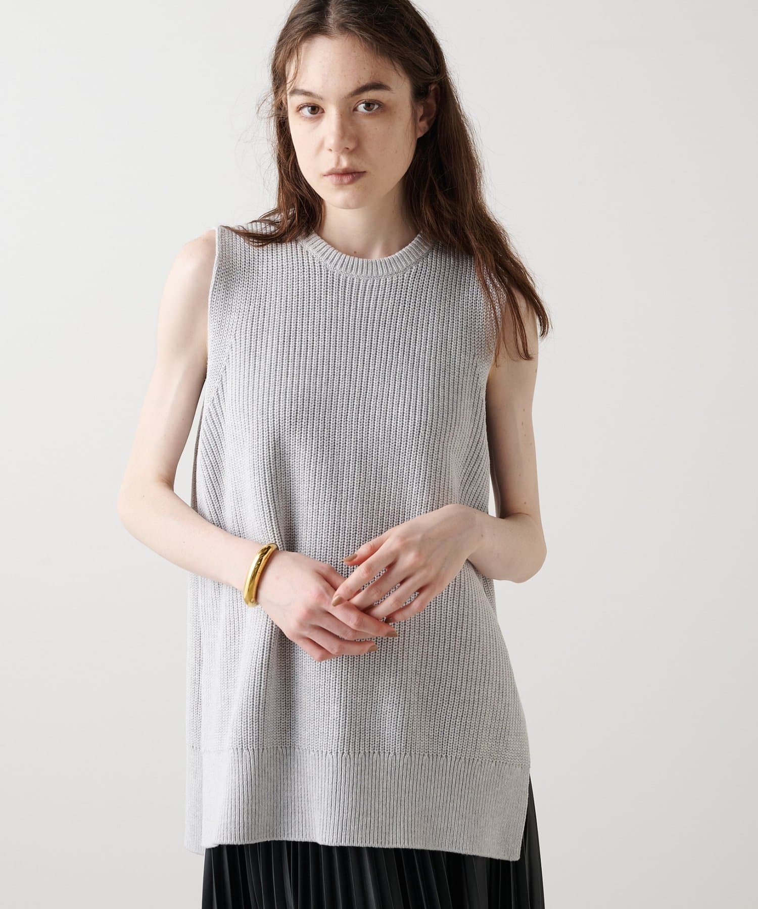 【2025AW】着こなし次第でロングシーズン楽しめるニットベスト■片畦編みの表情が一枚でもサマになるニットベスト。■程よいオーバーシルエットにタイトなクルーネックがこなれた印象をプラス。■両サイドのス