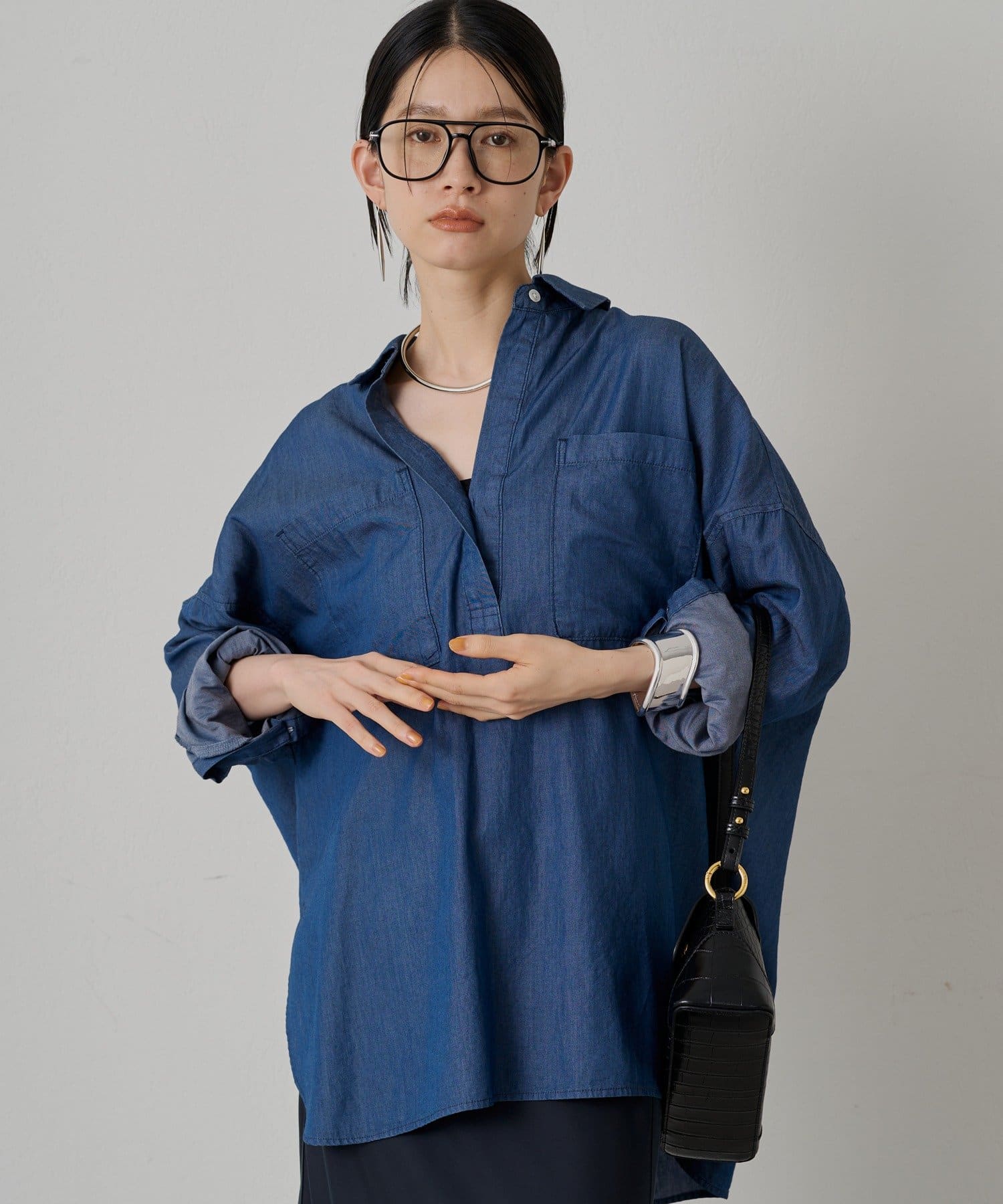 首元をすっきりと見せるカジュアルながらも女性らしいデニムシャツ■デザインゆったりとしたオーバーサイズシルエットで、リラックス感のある着心地です。体型カバー効果も期待できます。見た目よりも軽く、さらりと