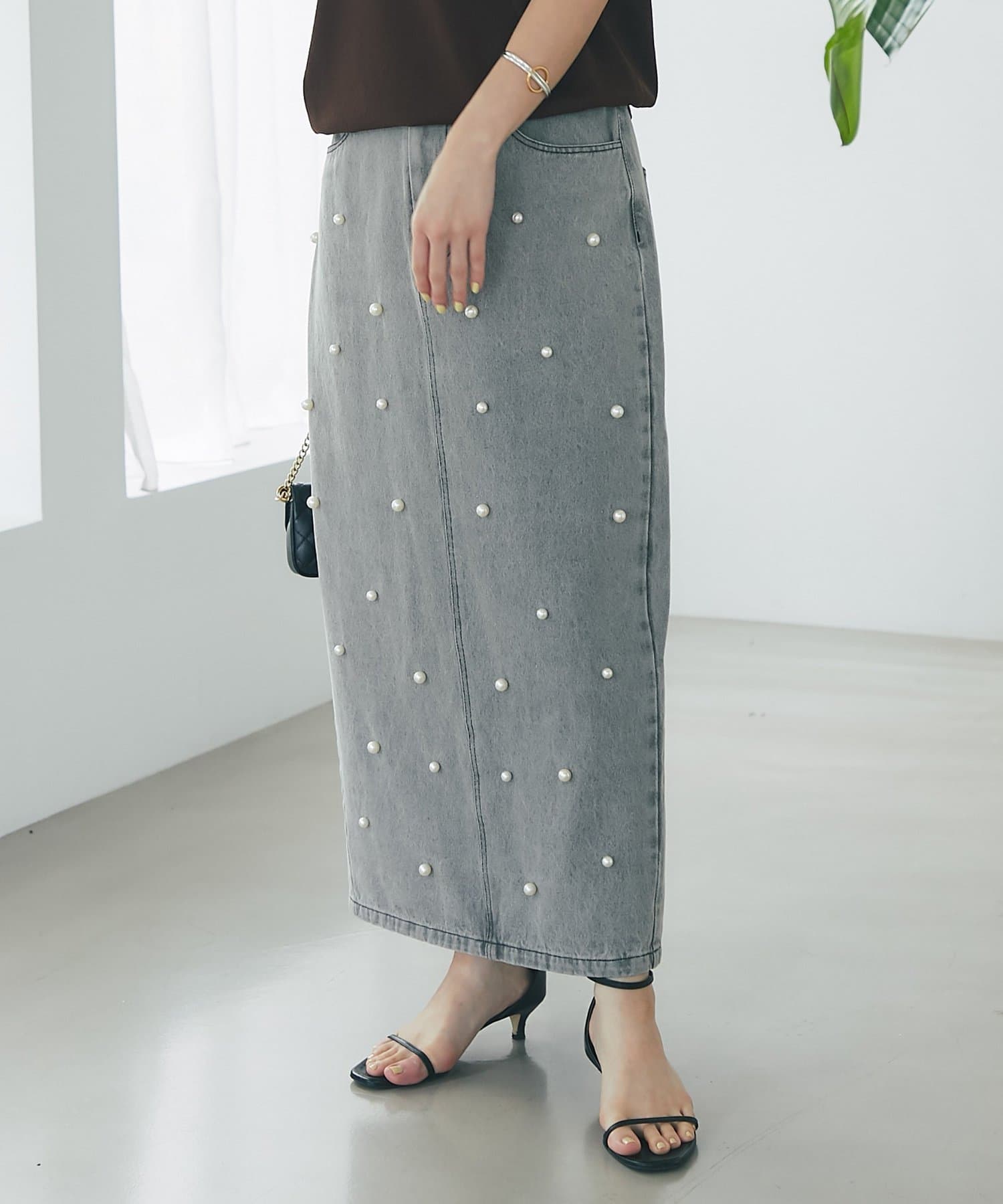人気アイテムが復刻！大人ガーリー！待望のパール付きデニムスカート●デザインヴィンテージ感のあるデニムに大小異なるパールを前身に施したデニムスカート。デニムは加工違いで色差を出しています。ロングタイトシ