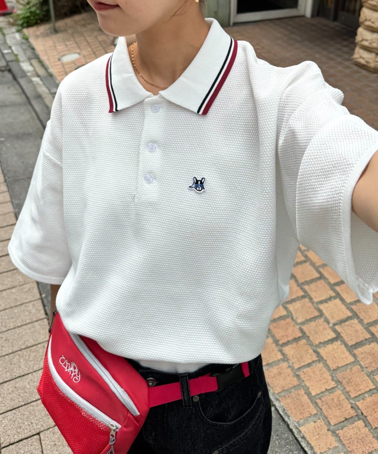 人気のアニマルシリーズ！丁度いいワンポイントポロシャツ。■デザイン襟元に2本ラインを効かせた定番スポーティーデザインに、左胸のサングラスをかけたフレンチブルの刺繍がアクセント。かっちりしすぎず、ほどよ