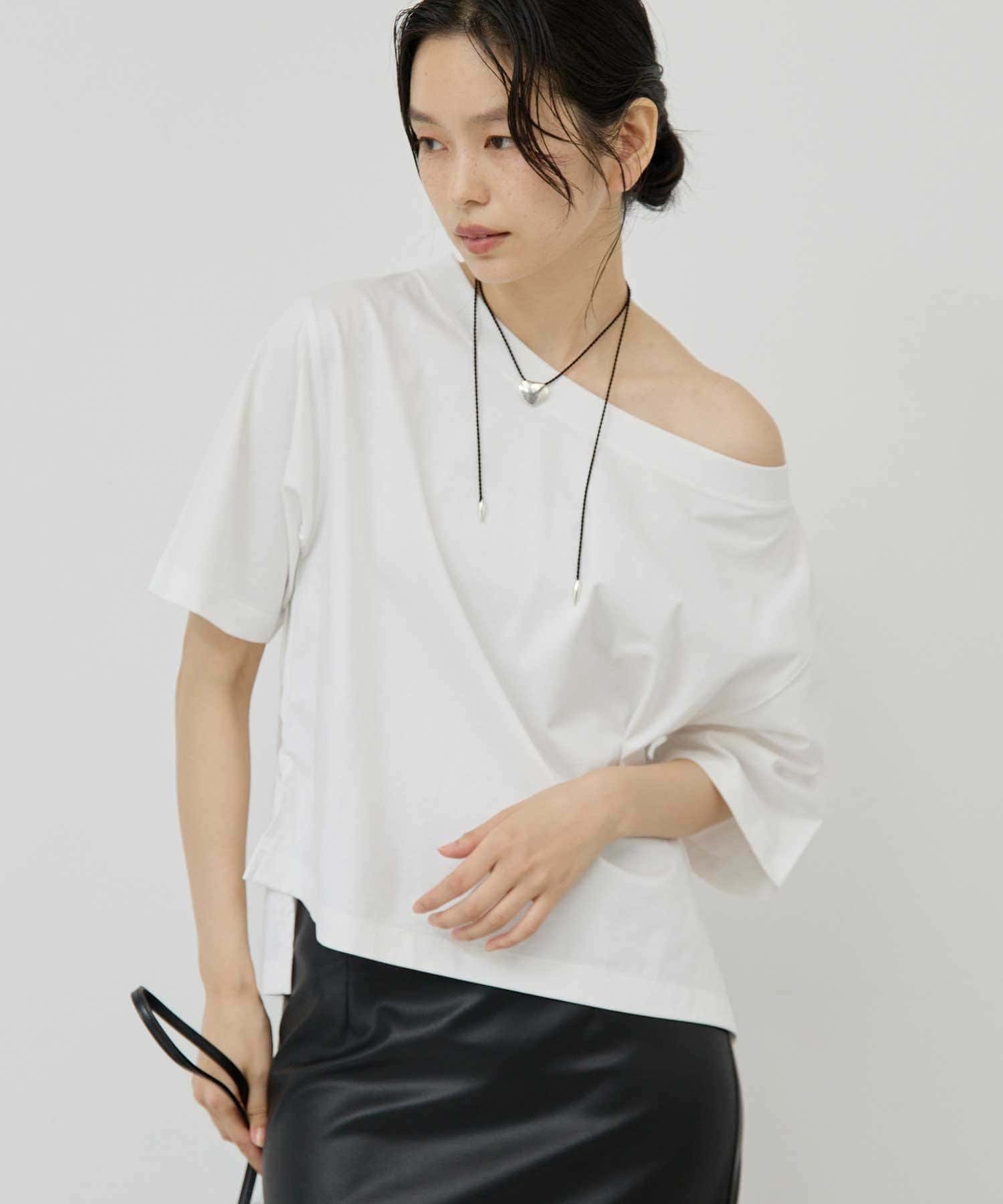 こなれ見えを叶える大人のデザインTシャツ●1枚でサマ見えを叶える大人のためのカットソー。●自分好みの位置に下げてオフショルダーやワンショルダーとして着用出来るアイテム。●オフショルにしても肩から落ちに