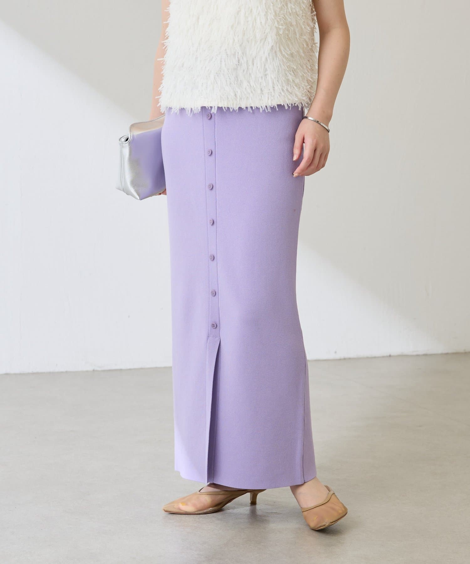 ロングシーズン使える上品なニットスカート【POINT】・まだまだ暑いこの時期に涼しく履けるようなシャリ感のある糸を使ったニットスカート。・ボタンは、開かないデザインなので隙間から見える心配もございませ