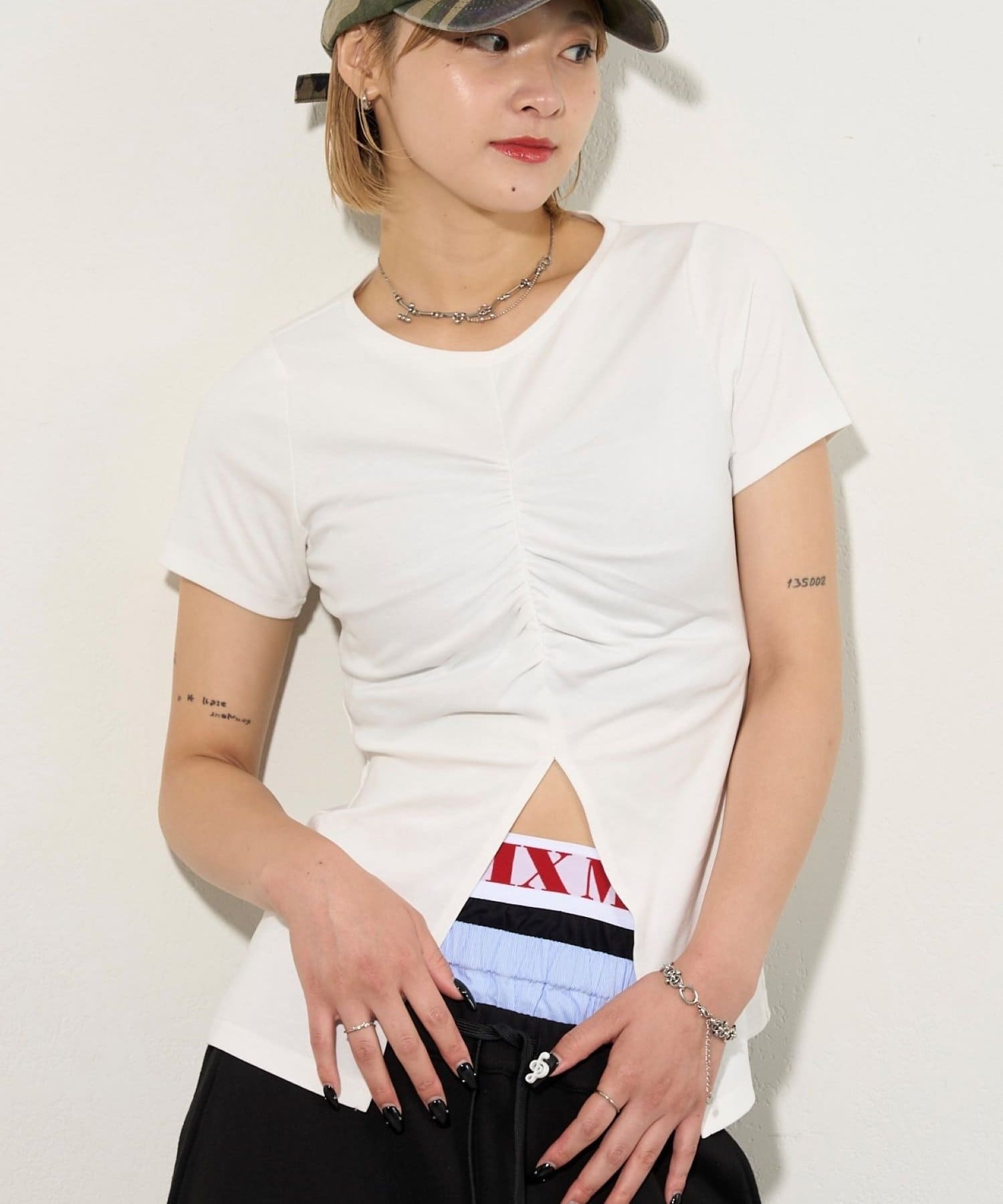 胸元のギャザーとスリットが特徴の半袖トップス。■デザイン・胸元の細かいギャザーと裾にかけて広がるスリットがポイントの半袖トップス。・ウエストにカーブが入っているので、シルエットがとにかく綺麗でスタイル