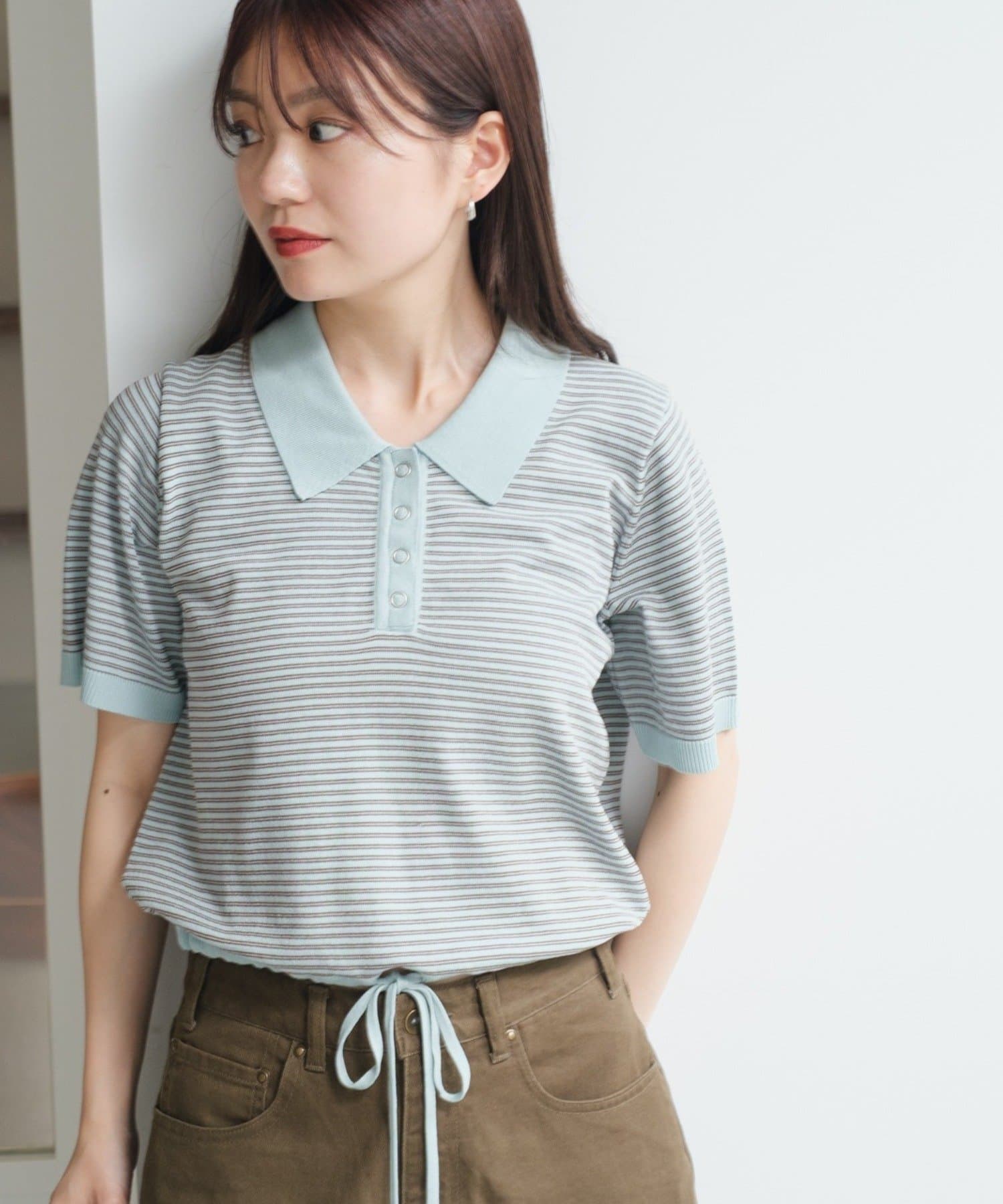 カジュアルながらも女性らしさを引き立てる、ボーダー柄のポロニット■デザイン落ち着いた色味に細めのボーダーがあしらわれ、ナチュラルで優しい印象を演出します。裾のドローストリボン仕様でシルエットの調整がで