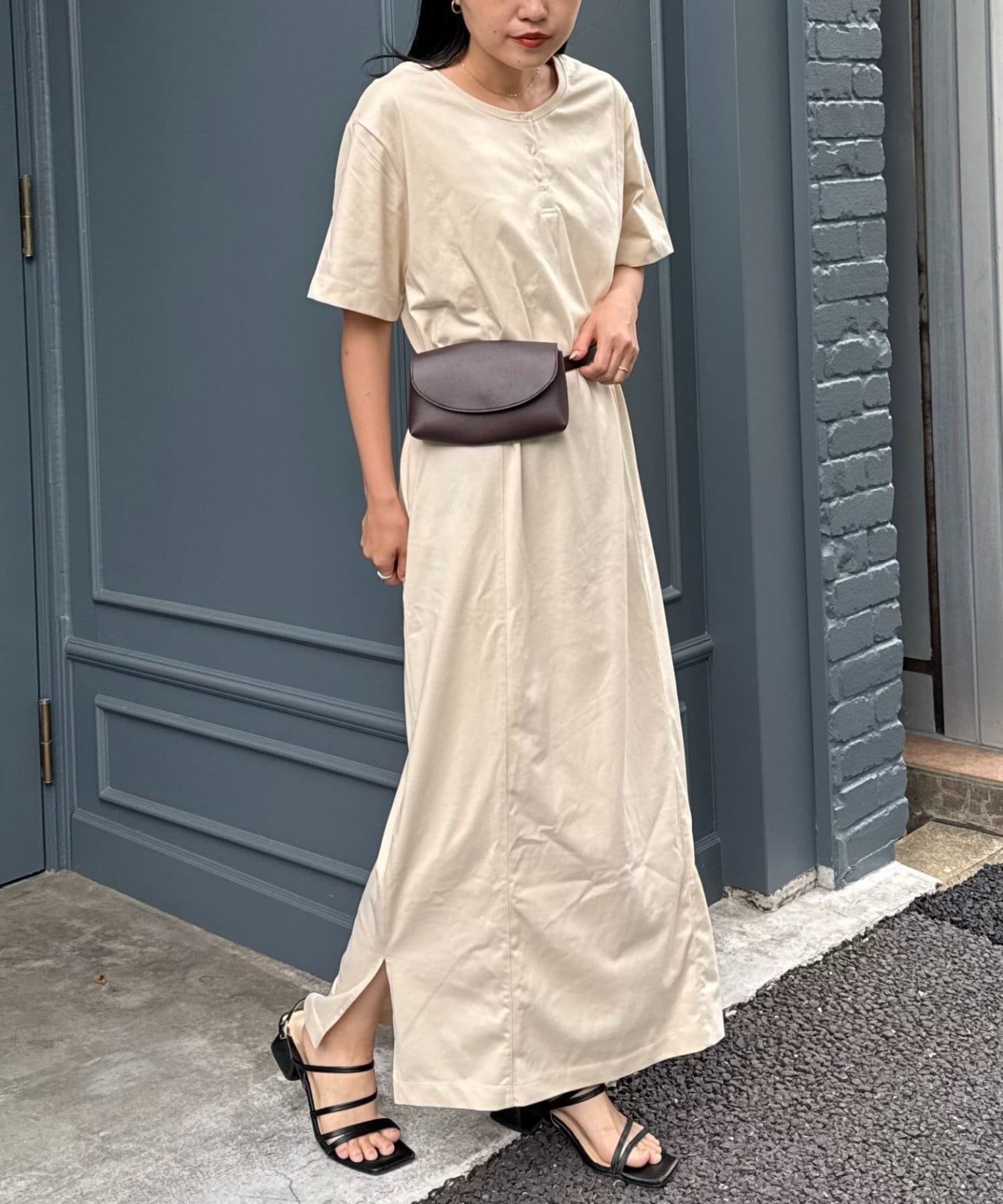 2WAYで着回し優秀◎毎日にちょうどいい、ナチュラルワンピ■デザイン前後どちらを前にしても着られる2way仕様がうれしい、ヘンリーネックのワンピースが登場♩程よくゆとりのあるストレートシルエットに肌な