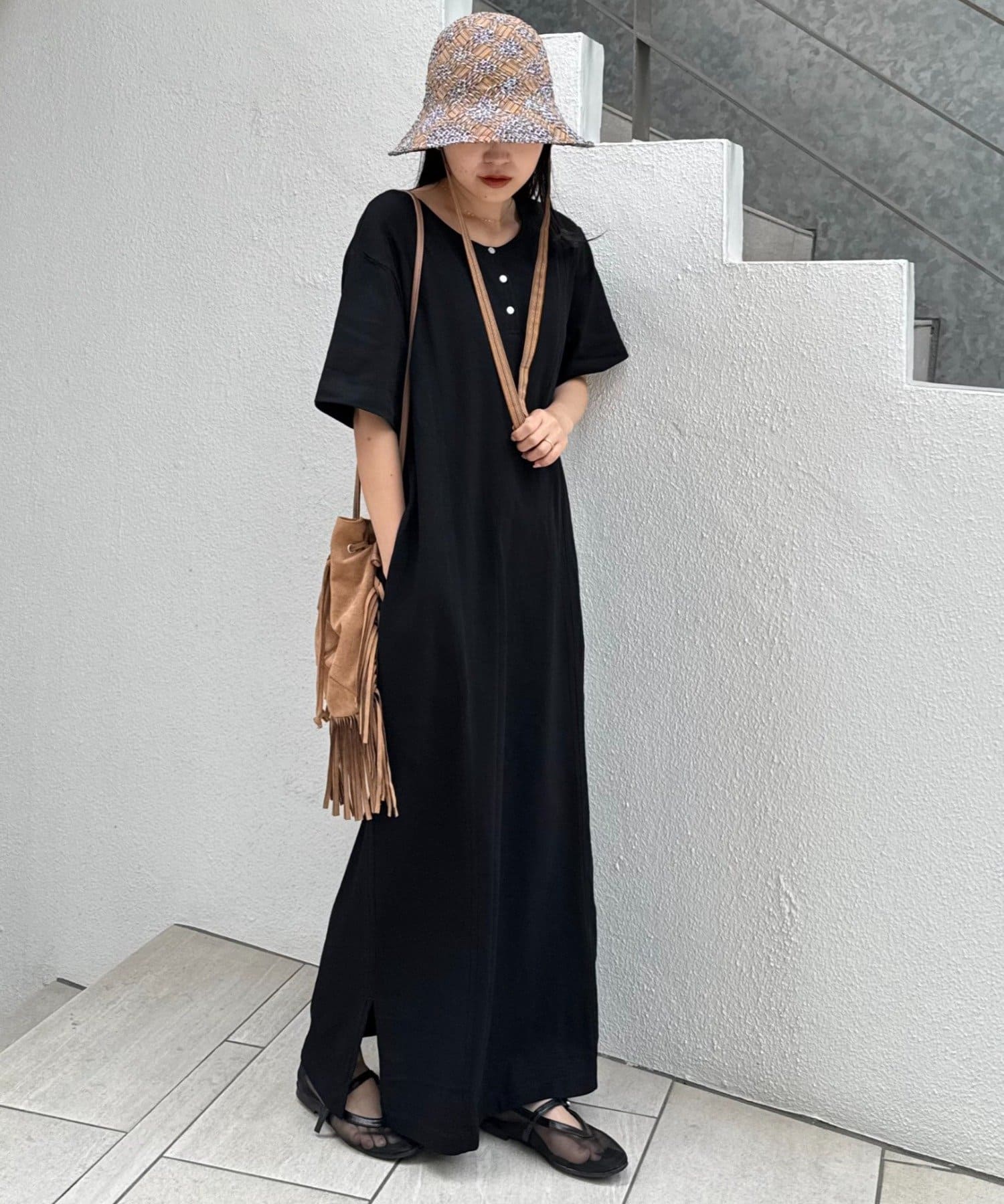 2WAYで着回し優秀◎毎日にちょうどいい、ナチュラルワンピ■デザイン前後どちらを前にしても着られる2way仕様がうれしい、ヘンリーネックのワンピースが登場♩程よくゆとりのあるストレートシルエットに肌な