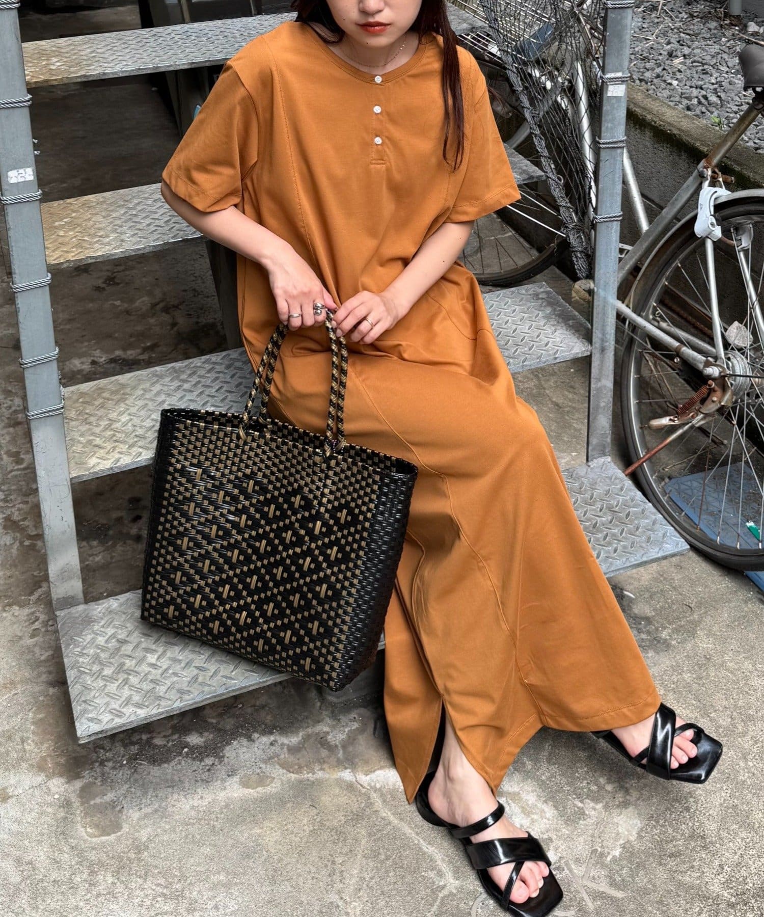 2WAYで着回し優秀◎毎日にちょうどいい、ナチュラルワンピ■デザイン前後どちらを前にしても着られる2way仕様がうれしい、ヘンリーネックのワンピースが登場♩程よくゆとりのあるストレートシルエットに肌な