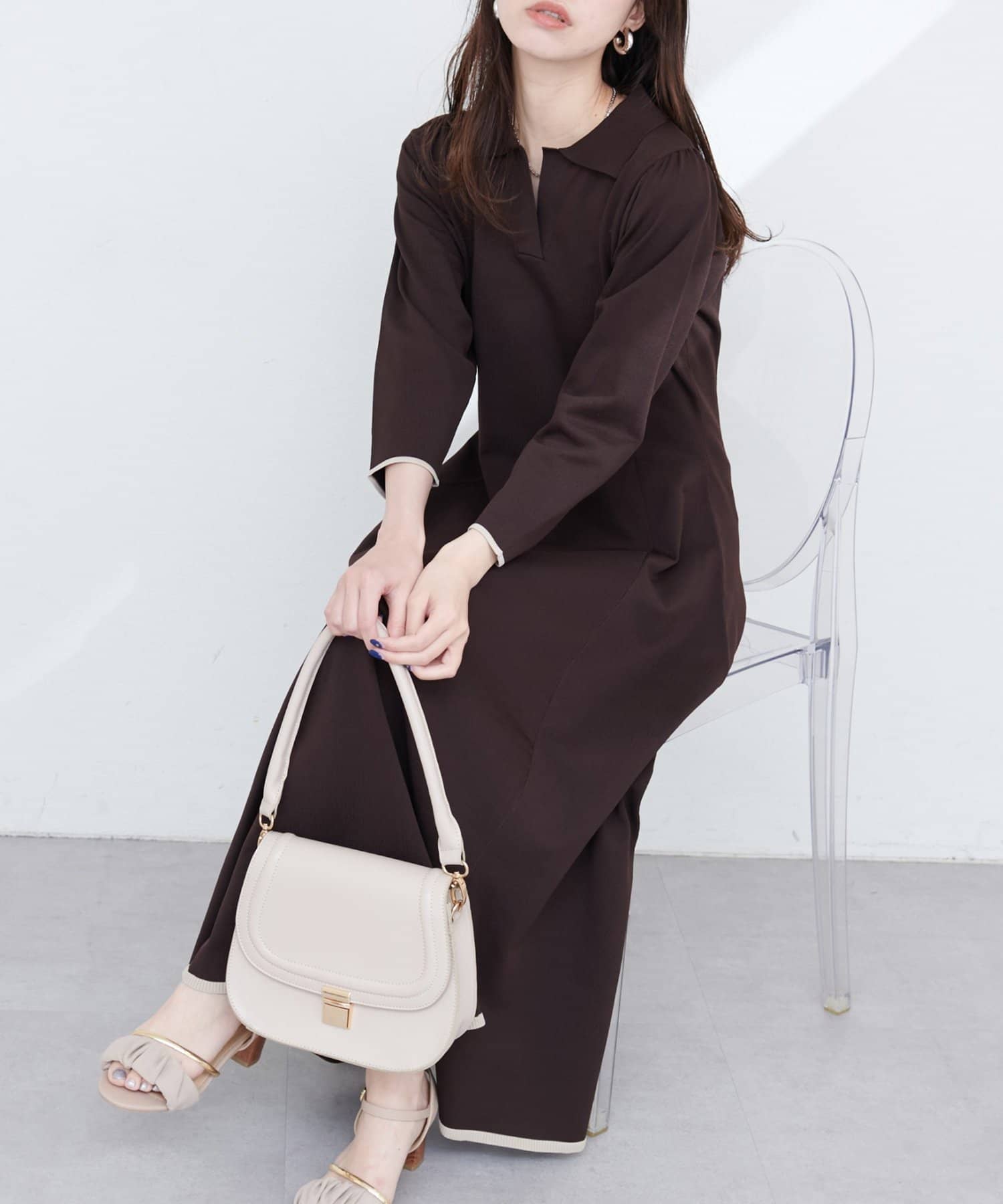 【2025AW natural couture】osono配色スキッパー衿ニットワンピース■Design配色衿付のデザインがレトロなニットワンピース。ポリニットワンピースで、扱いやすくキレイ見えする素