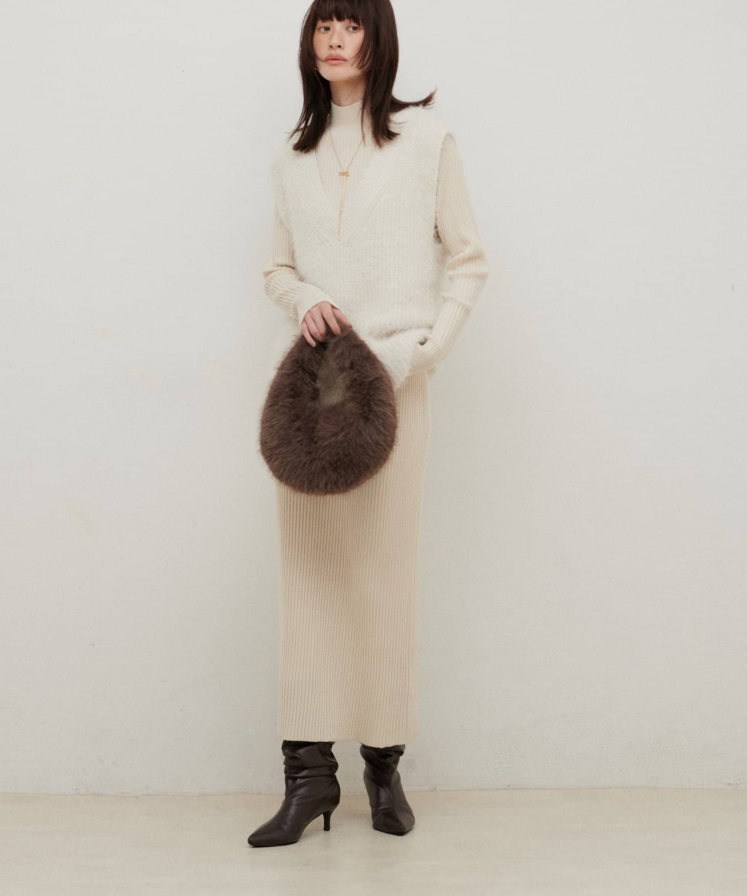 【LARUTA　2025AW】リブニットワンピース×フェザーベストセット※Web限定カラー：グレージュ・その他２→ワンピースの形が品番により異なりますのでご注意ください。※オフ／グレージュ／チャコール