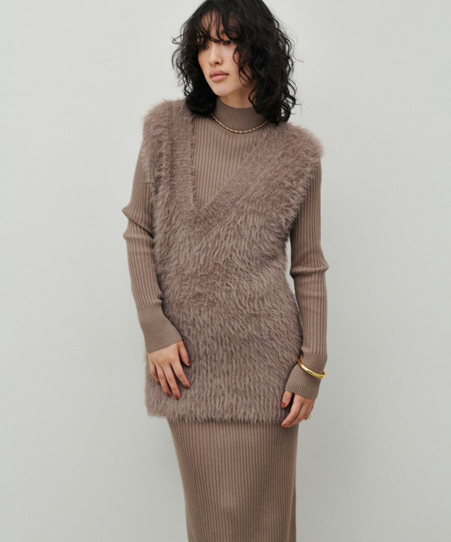 【LARUTA　2025AW】リブニットワンピース×フェザーベストセット※Web限定カラー：グレージュ・その他２→ワンピースの形が品番により異なりますのでご注意ください。※オフ／グレージュ／チャコール