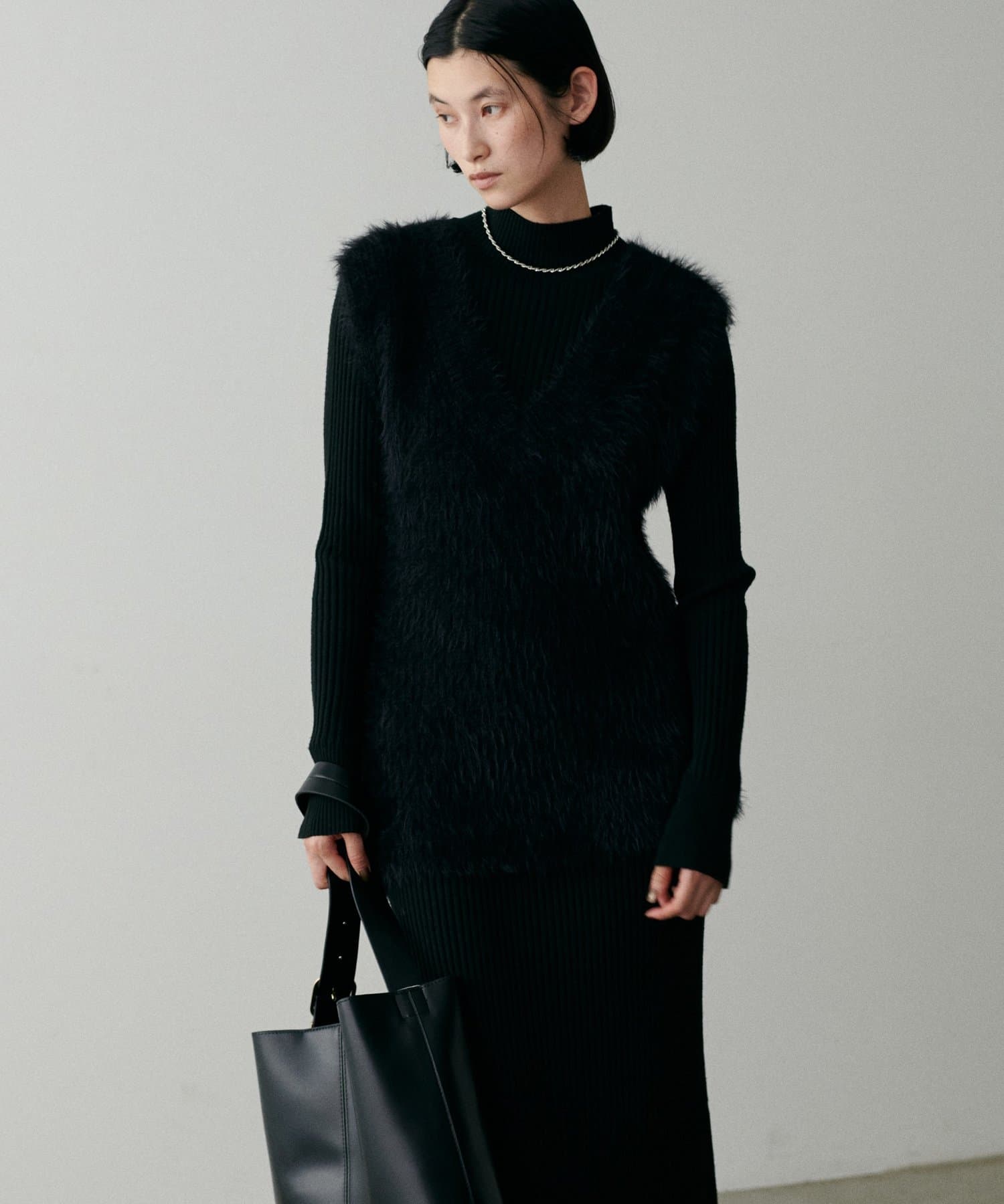 【LARUTA　2025AW】リブニットワンピース×フェザーベストセット※Web限定カラー：グレージュ・その他２→ワンピースの形が品番により異なりますのでご注意ください。※オフ／グレージュ／チャコール