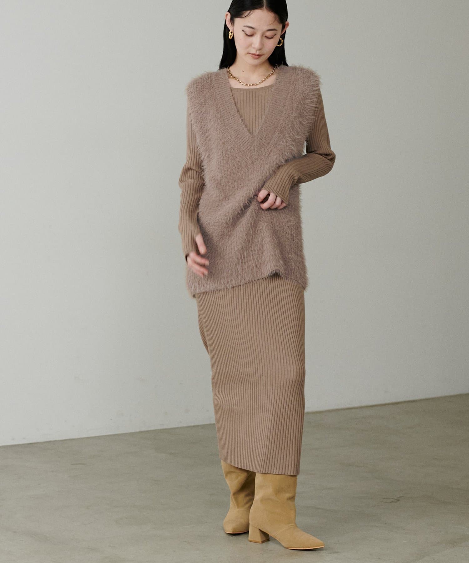 【LARUTA　2025AW】リブニットワンピース×フェザーベストセット※Web限定カラー：グレージュ・その他２→ワンピースの形が品番により異なりますのでご注意ください。※オフ／グレージュ／チャコール