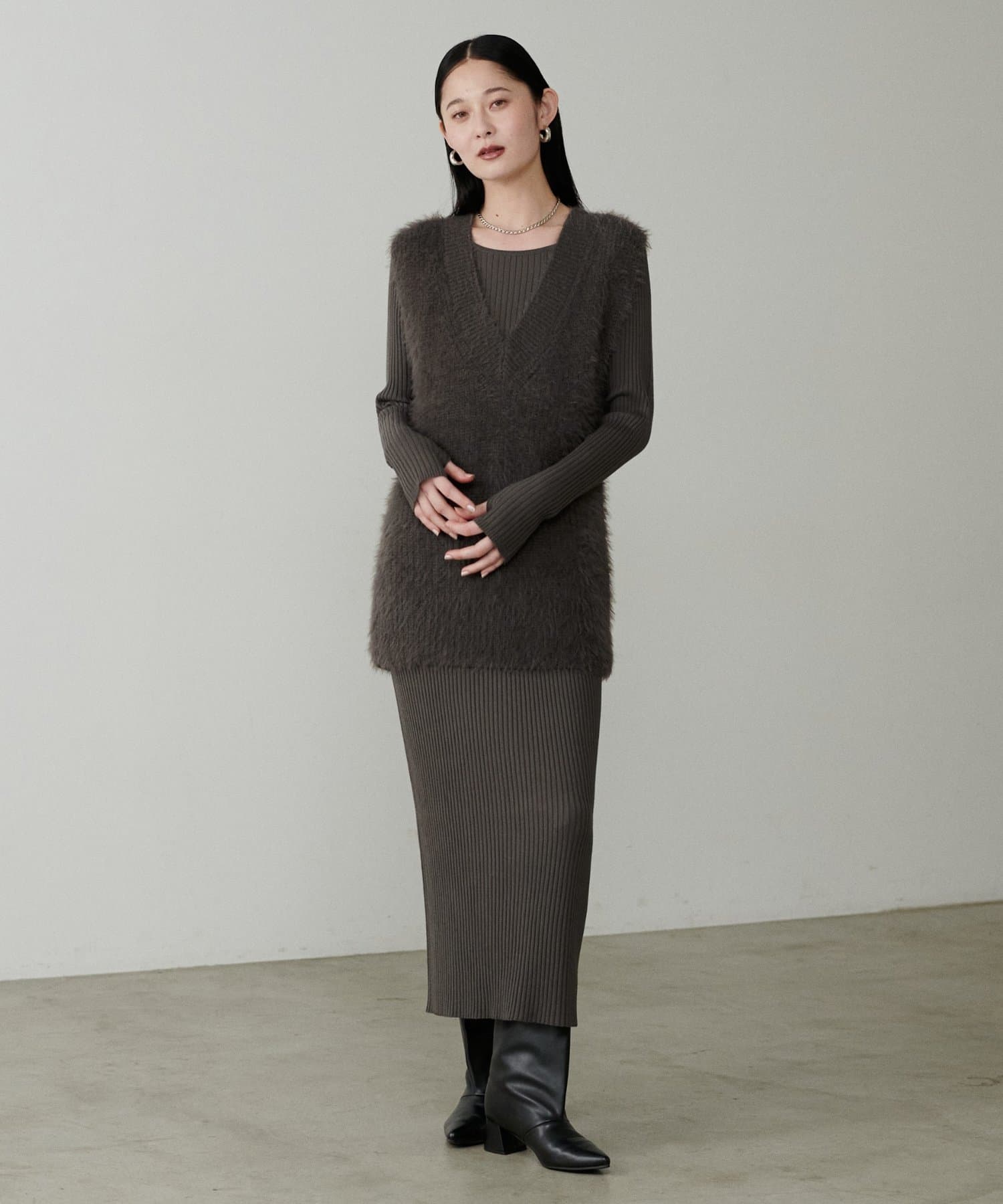 【LARUTA　2025AW】リブニットワンピース×フェザーベストセット※Web限定カラー：グレージュ・その他２→ワンピースの形が品番により異なりますのでご注意ください。※オフ／グレージュ／チャコール