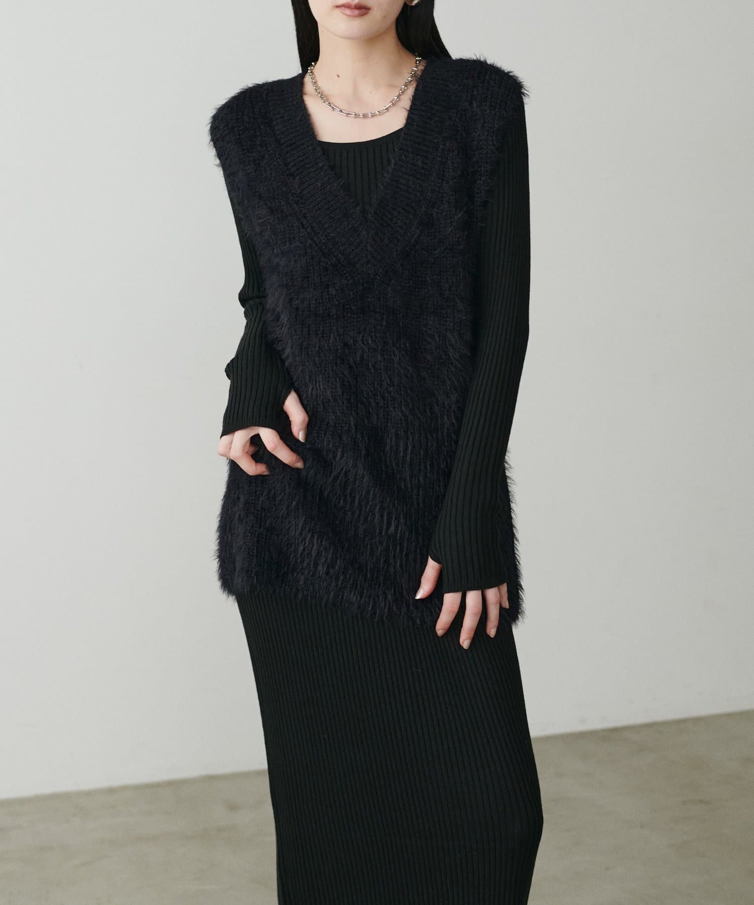 【LARUTA　2025AW】リブニットワンピース×フェザーベストセット※Web限定カラー：グレージュ・その他２→ワンピースの形が品番により異なりますのでご注意ください。※オフ／グレージュ／チャコール
