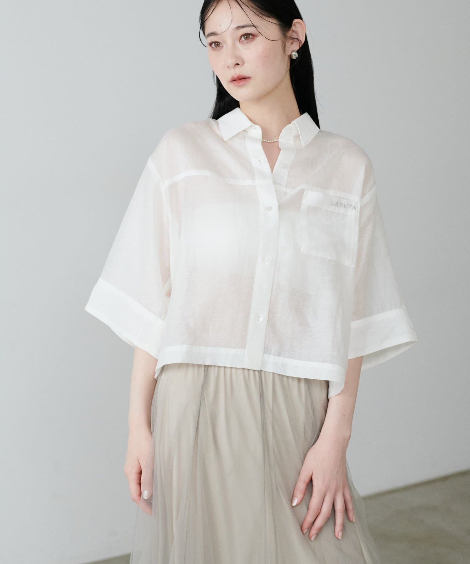 LARUTA(ラルータ) シアー半袖刺繍ロゴシャツ