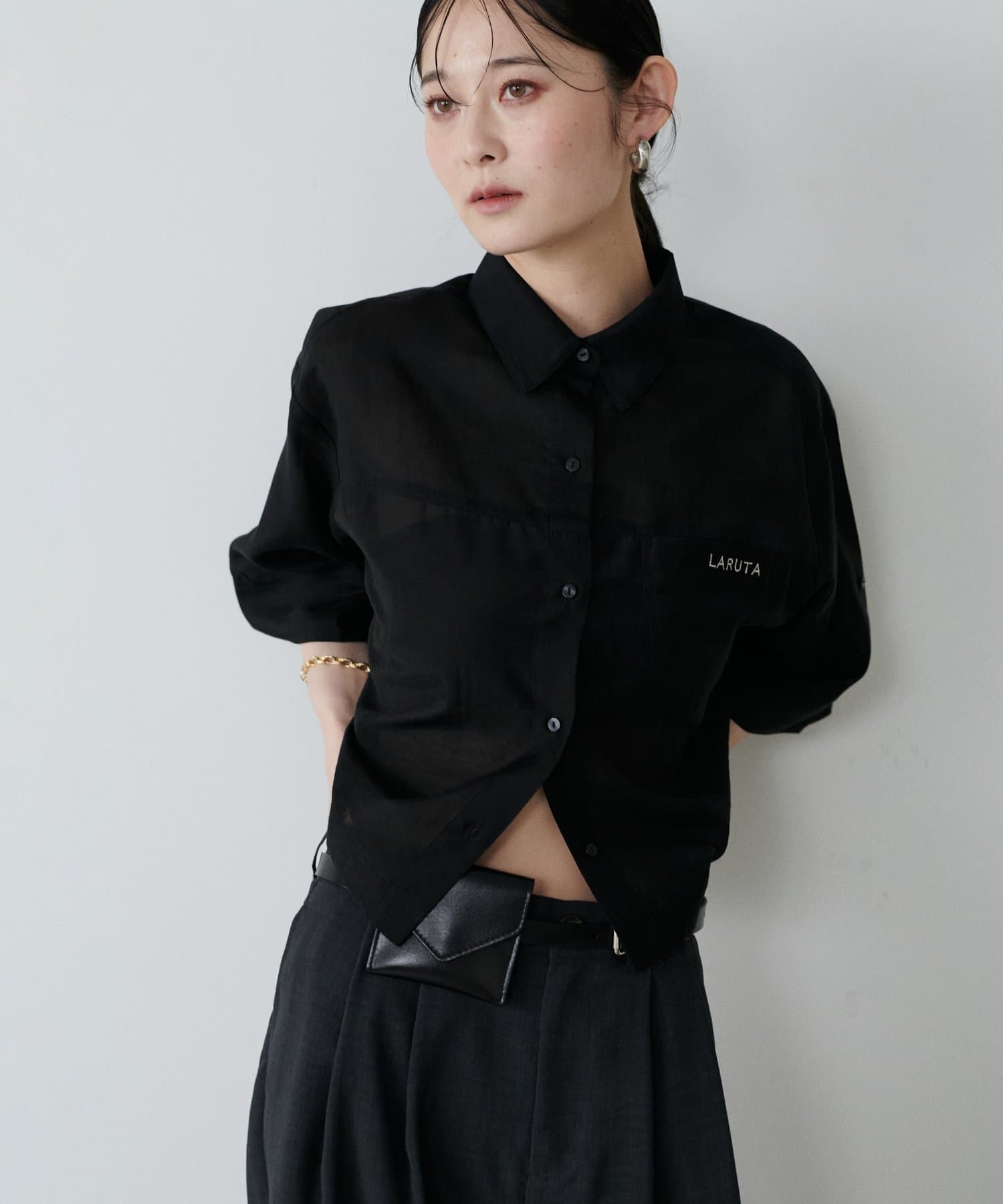 LARUTA(ラルータ) シアー半袖刺繍ロゴシャツ