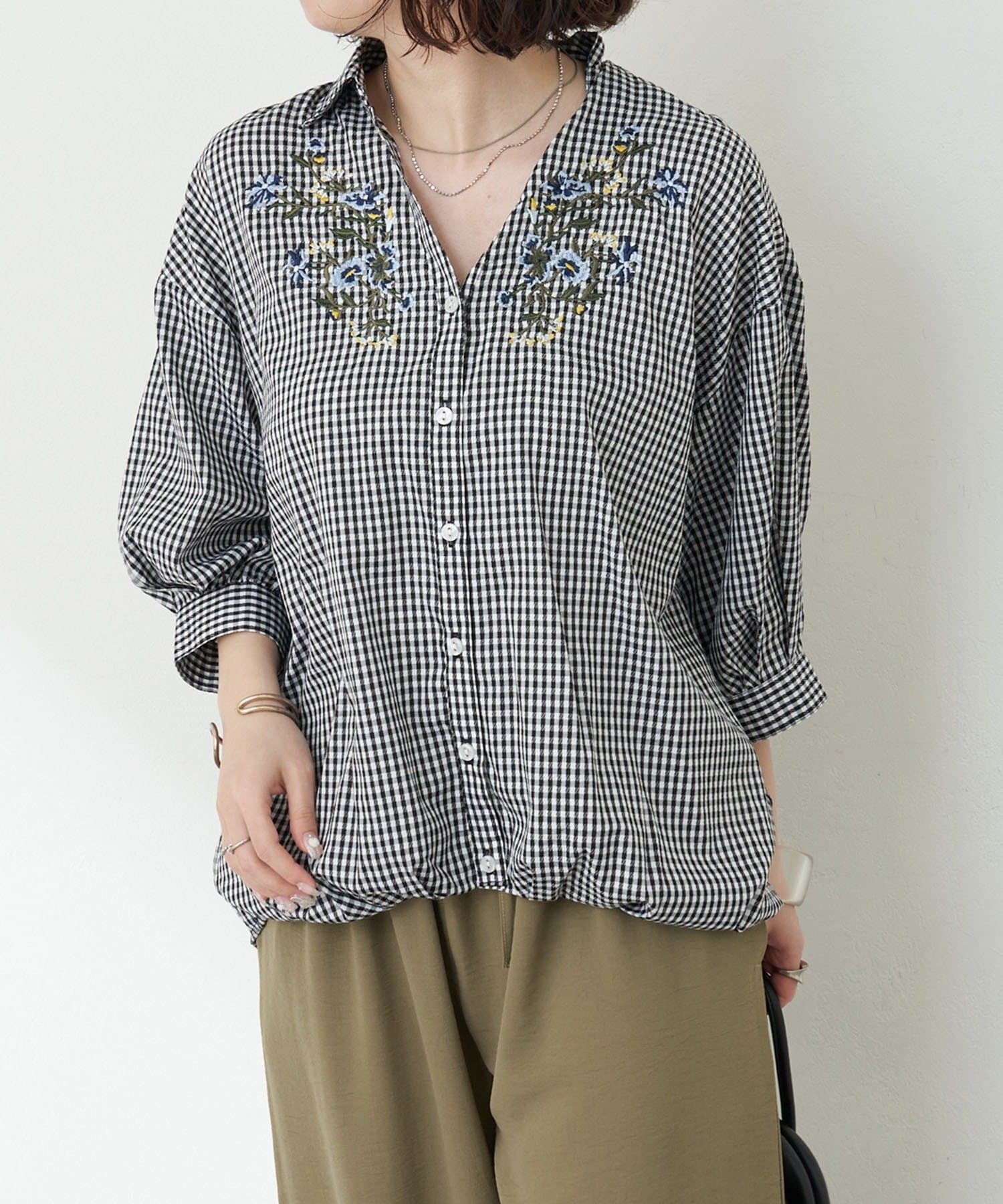 NICE CLAUP / OLIVE des OLIVE OUTLET(ナイスクラップ  / オリーブ デ オリーブ アウトレット) タケノコタック胸刺繍ブラウス