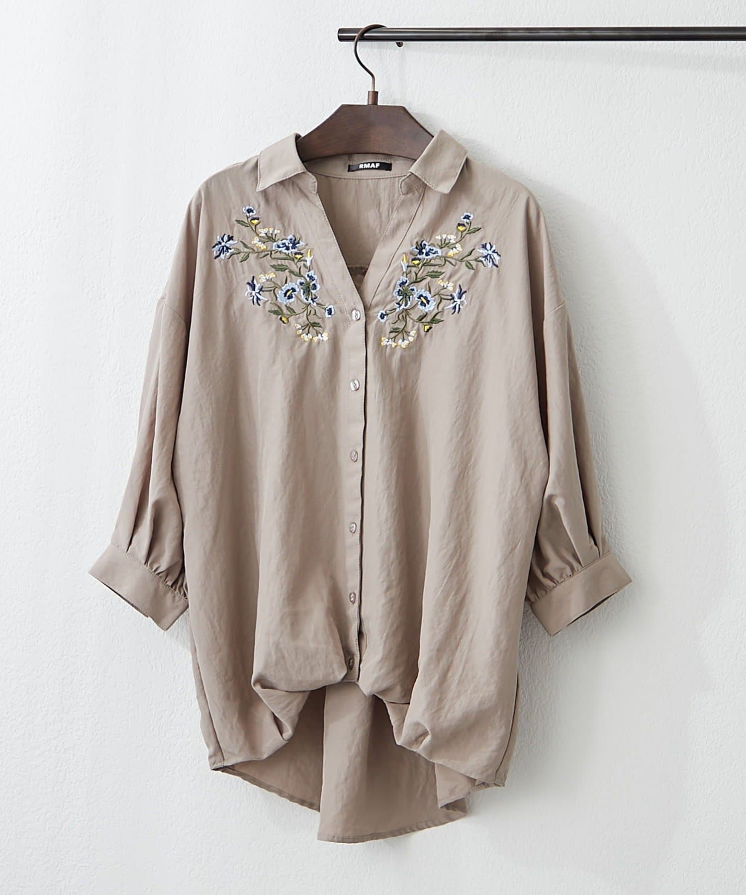 NICE CLAUP / OLIVE des OLIVE OUTLET(ナイスクラップ  / オリーブ デ オリーブ アウトレット) タケノコタック胸刺繍ブラウス