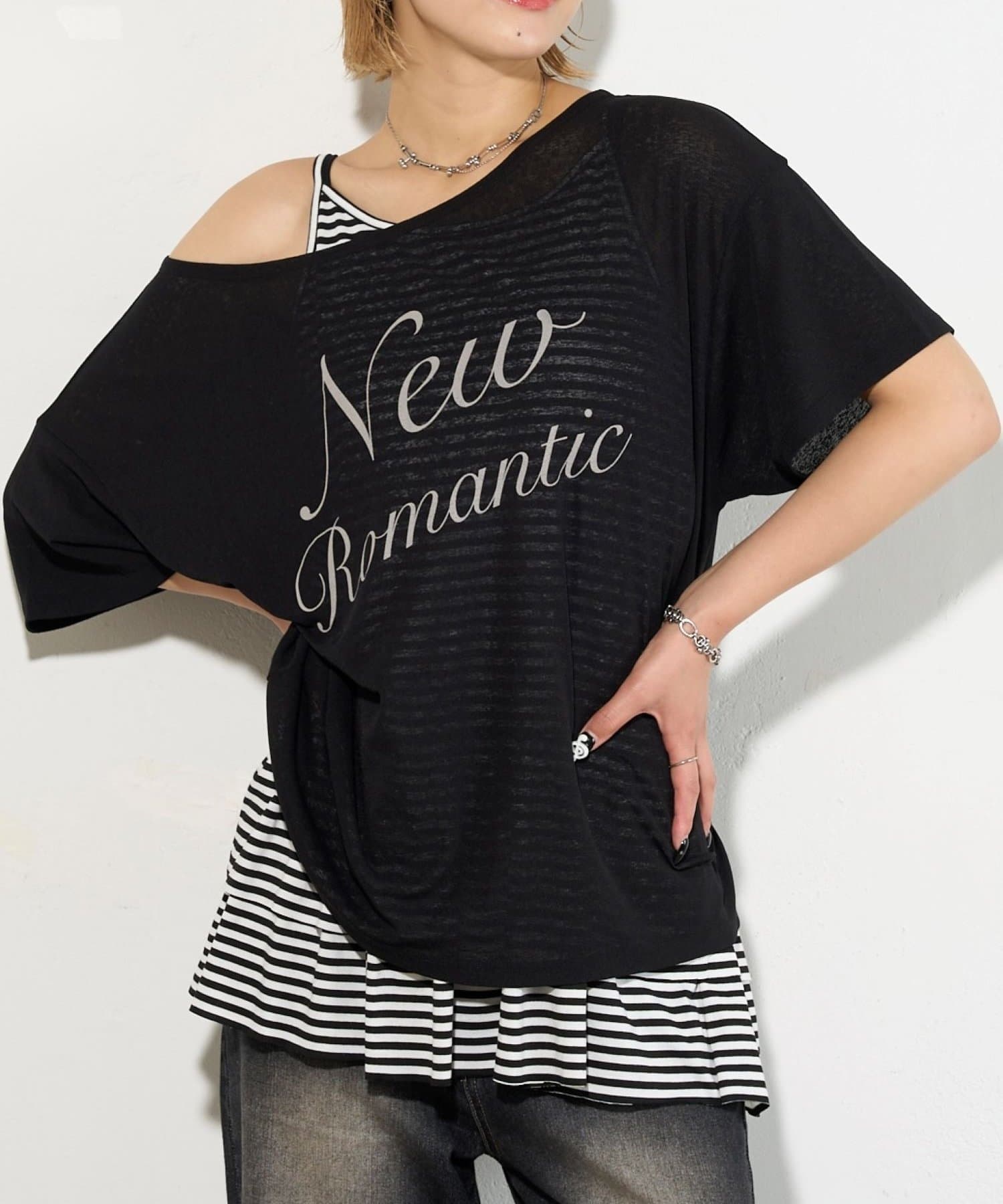 "new romantic"ロゴがポイント！シアー感があるトレンドのワンショルダーTEE。■デザイン・フロントの"new romantic"ロゴがポイントのワン