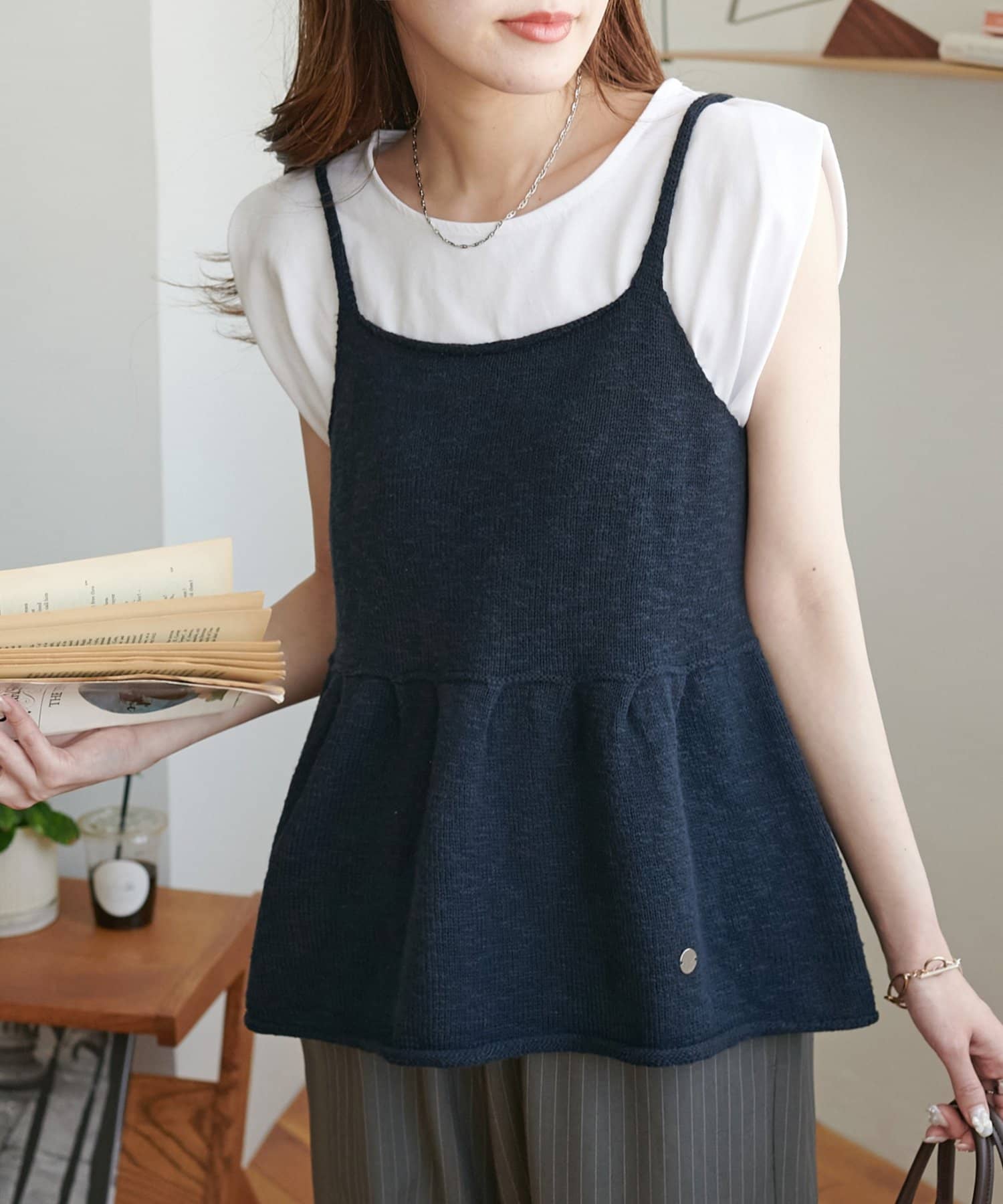 重ねるだけで華やか、スラブキャミビスチェ●デザインふんわり広がるペプラムシルエットがフェミニンな雰囲気を演出します。ウエスト切り替えから自然にボリュームを出すことで、メリハリのあるスタイルを演出しつつ