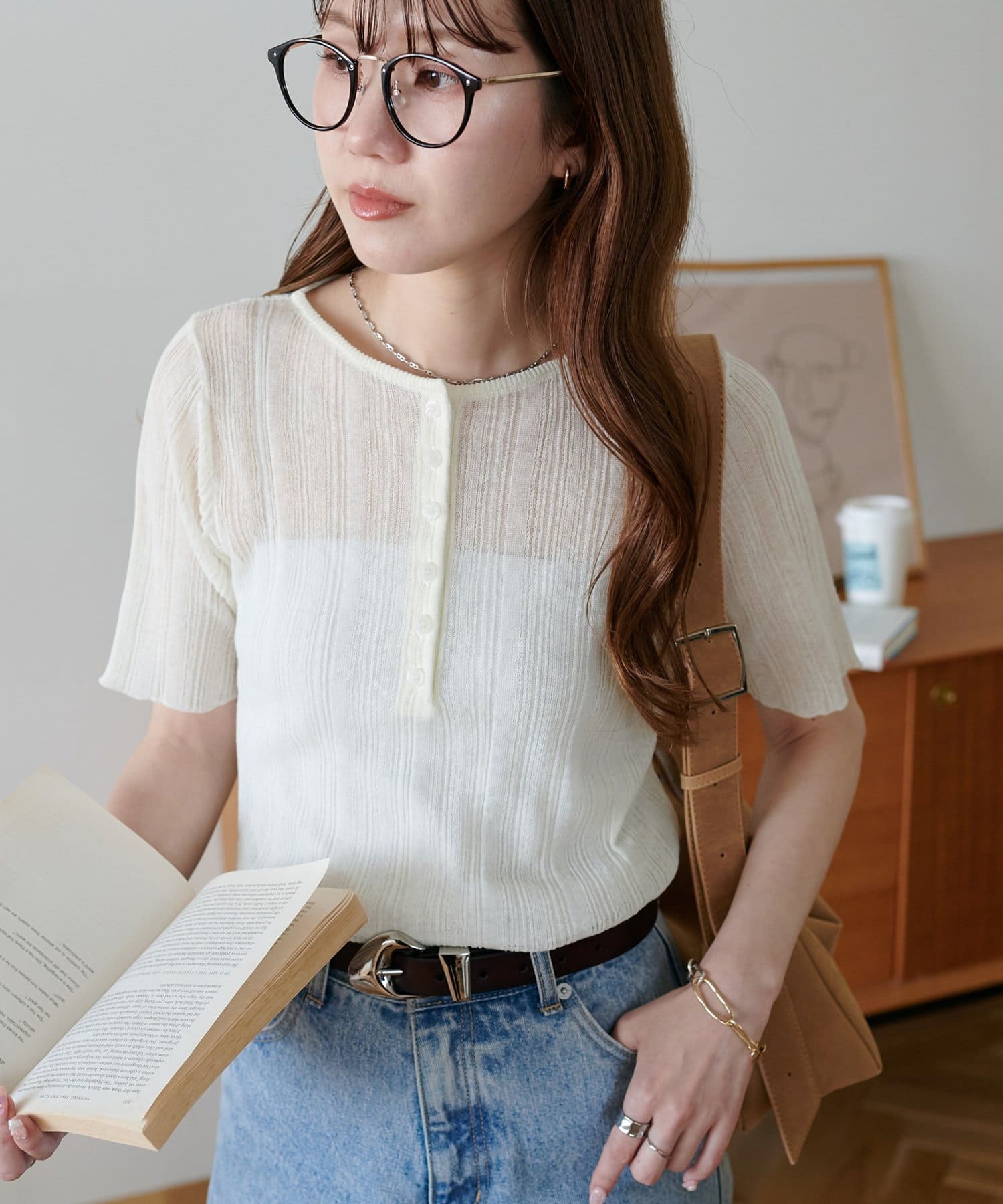 縦ラインですっきり見えが叶う！●デザイン程よく肌が透ける軽やかな素材感が、夏の装いに抜け感と上品な涼しさをプラスします。縦ラインを強調するリブ編みがすっきりとした印象を与えてくれます。ヘンリーネックの