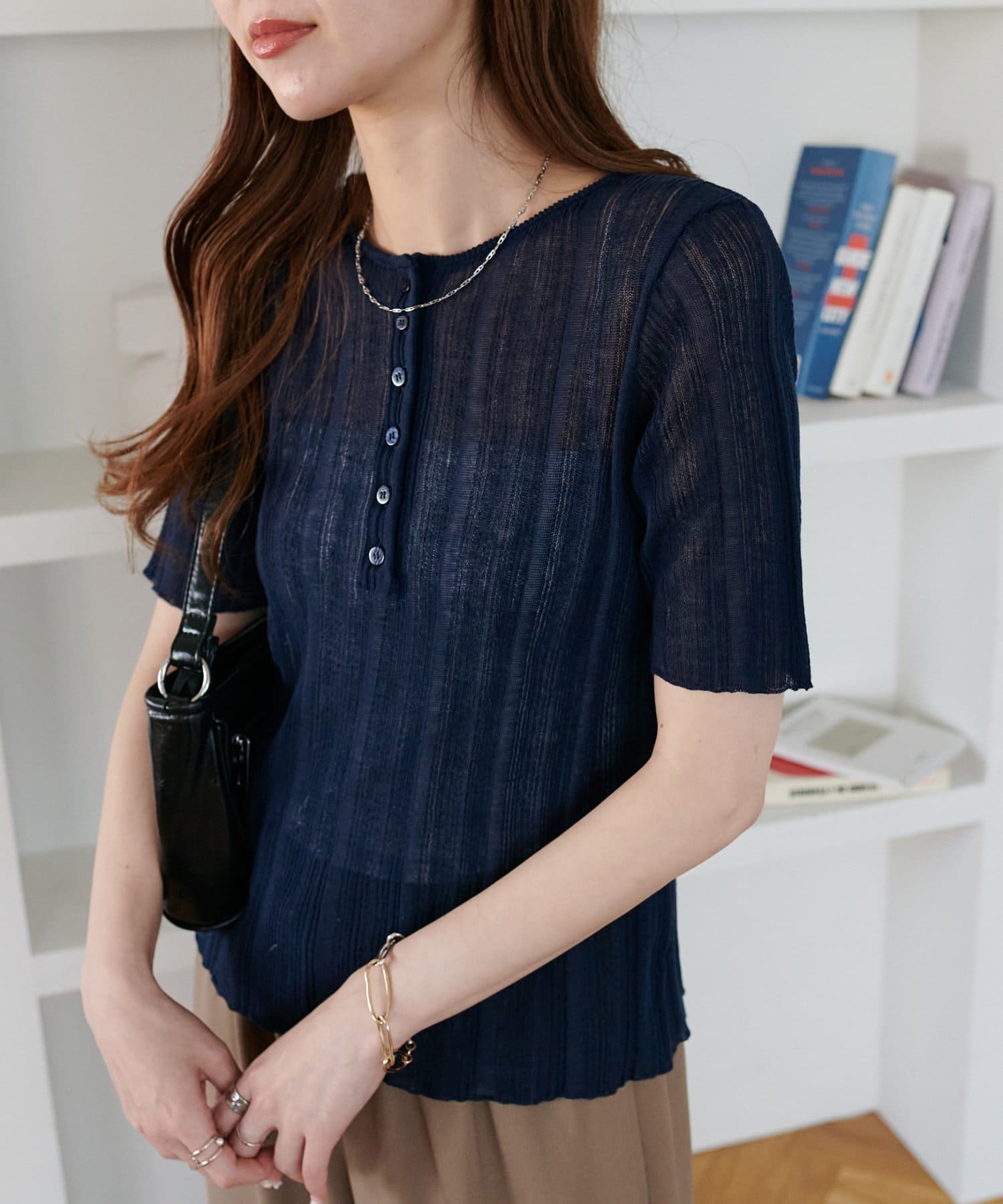 縦ラインですっきり見えが叶う！●デザイン程よく肌が透ける軽やかな素材感が、夏の装いに抜け感と上品な涼しさをプラスします。縦ラインを強調するリブ編みがすっきりとした印象を与えてくれます。ヘンリーネックの