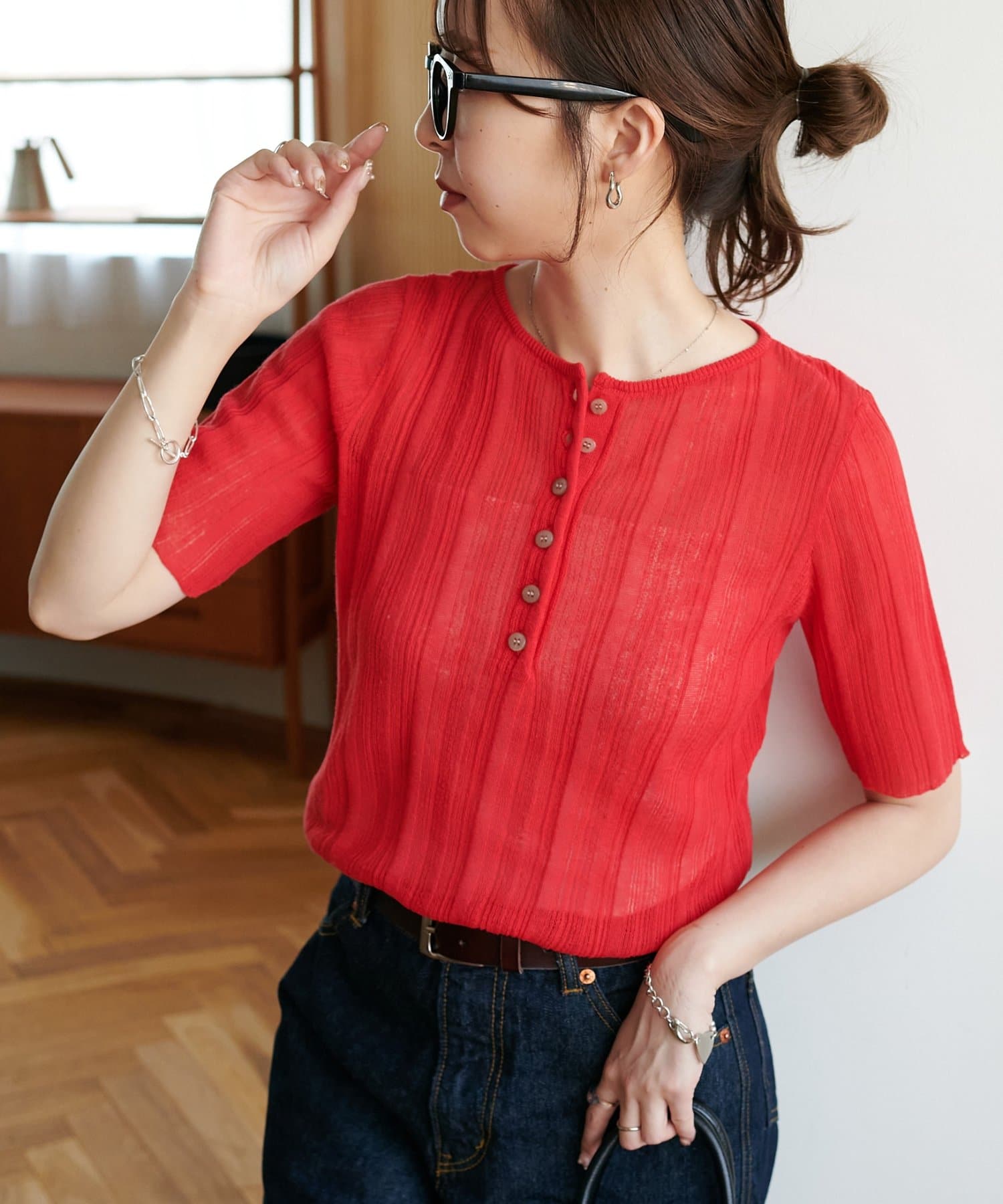 縦ラインですっきり見えが叶う！●デザイン程よく肌が透ける軽やかな素材感が、夏の装いに抜け感と上品な涼しさをプラスします。縦ラインを強調するリブ編みがすっきりとした印象を与えてくれます。ヘンリーネックの