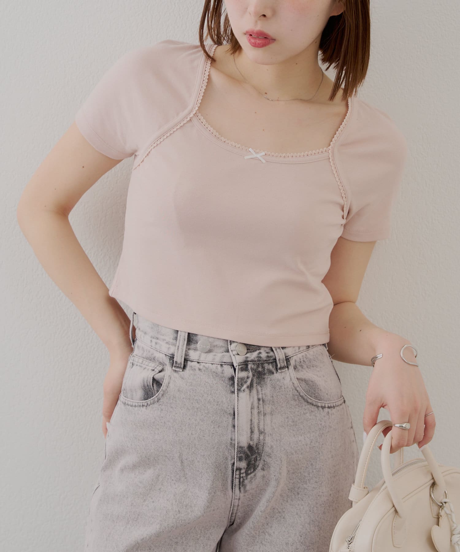 一枚で着映えする、大人可愛いピコレースパフチビT▶商品ポイント・胸元を美しく見せるスクエアネックと、繊細なレース、さりげないリボンが女性らしさを引き立てます。 ・ショート丈でコンパクトなシルエットなの