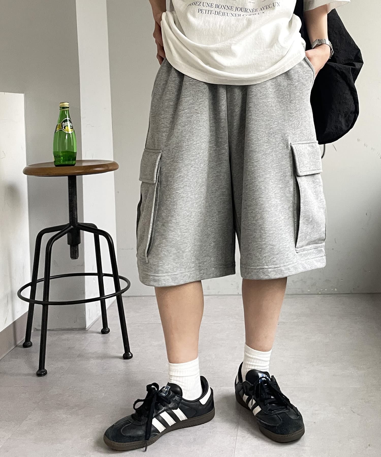 リラックス感と洗練さを兼ね備えたカーゴショーツ●デザイン膝下まである丈感でカジュアルになりすぎず、大人も履きやすい仕上がりに。両サイドにあしらわれたポケットはデザインのアクセントになるだけでなく、スマ