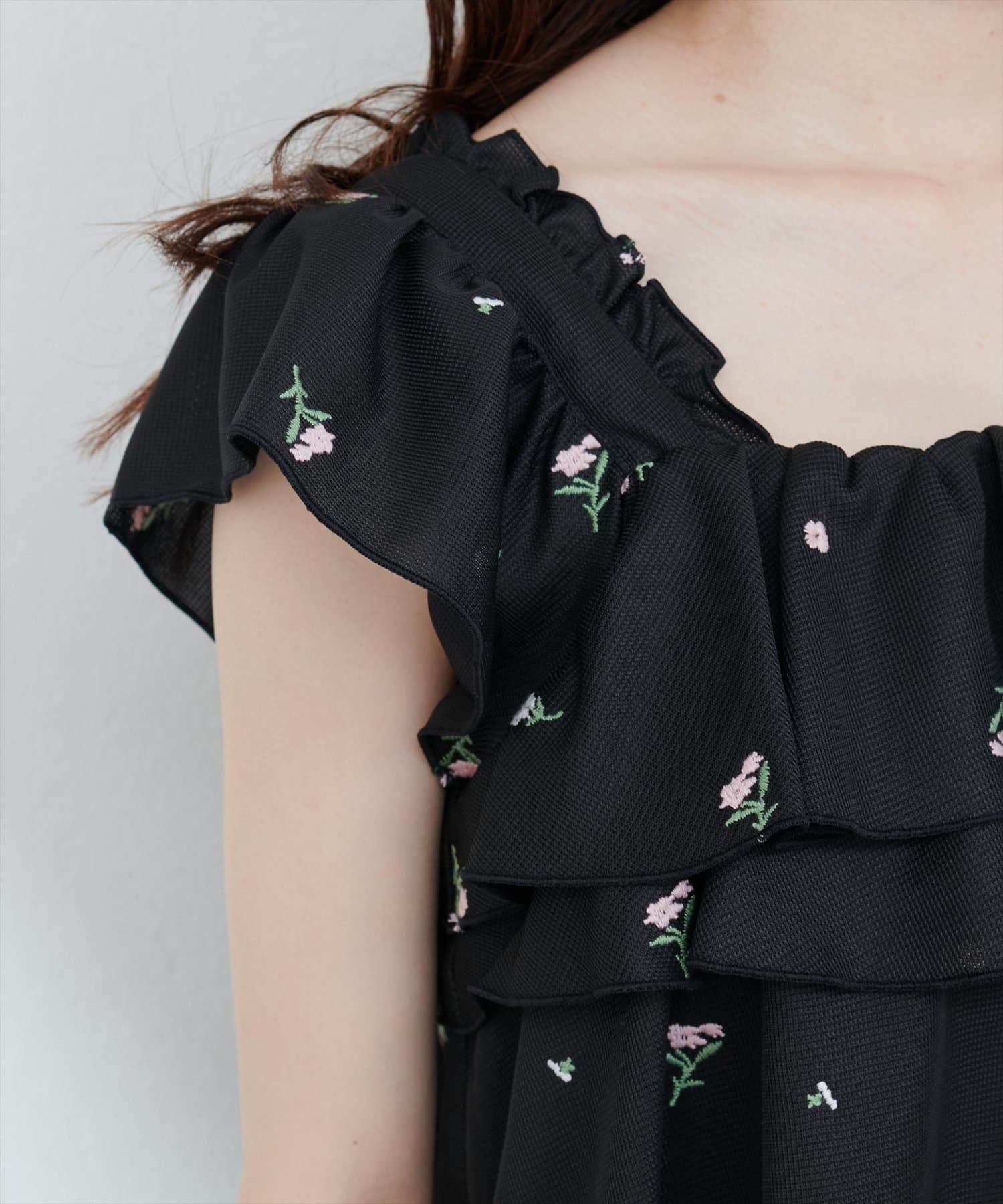 NICE CLAUP / OLIVE des OLIVE OUTLET(ナイスクラップ  / オリーブ デ オリーブ アウトレット) 【natural couture】フラワー刺繍フリルショルダーキャミ