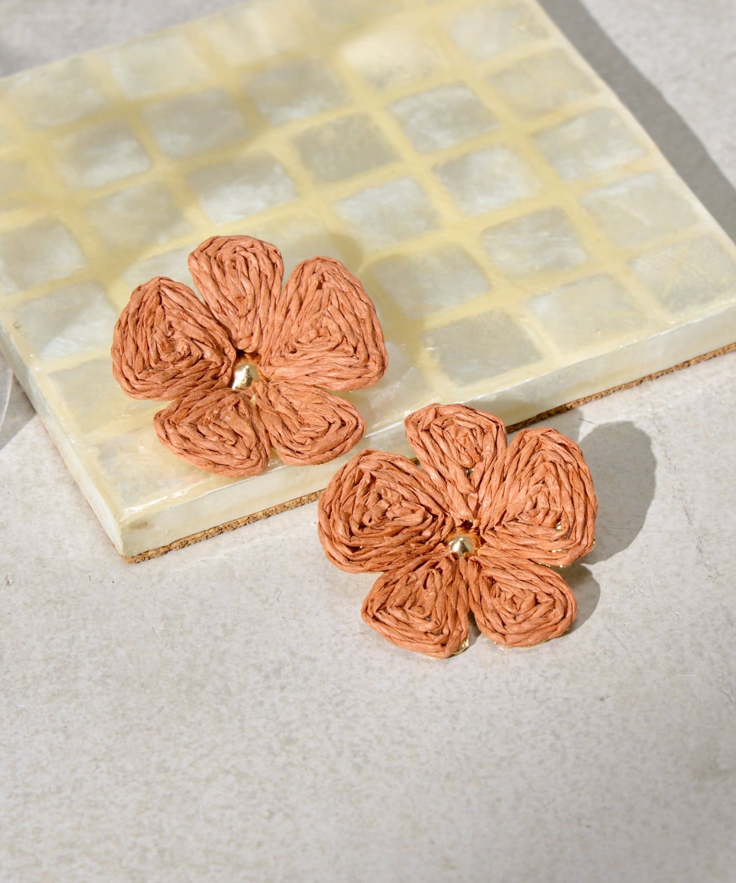 Lattice(ラティス) フラワーラフィアピアス