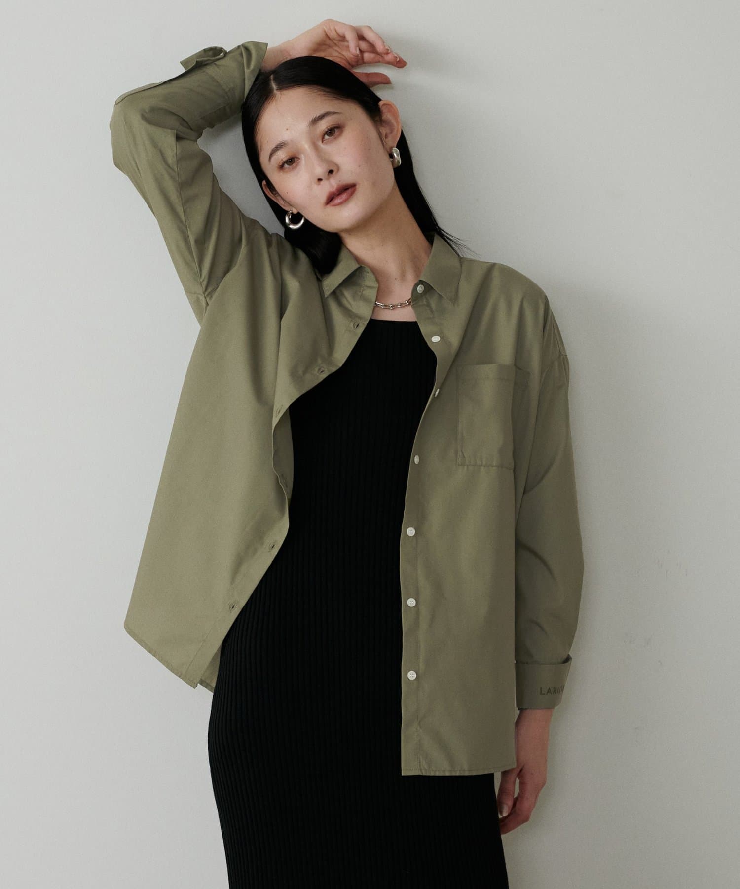 LARUTA(ラルータ) ちびロゴ刺繍ベーシックシャツ