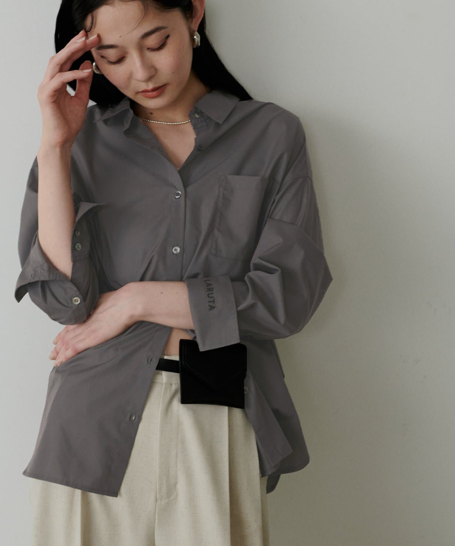 LARUTA(ラルータ) ちびロゴ刺繍ベーシックシャツ