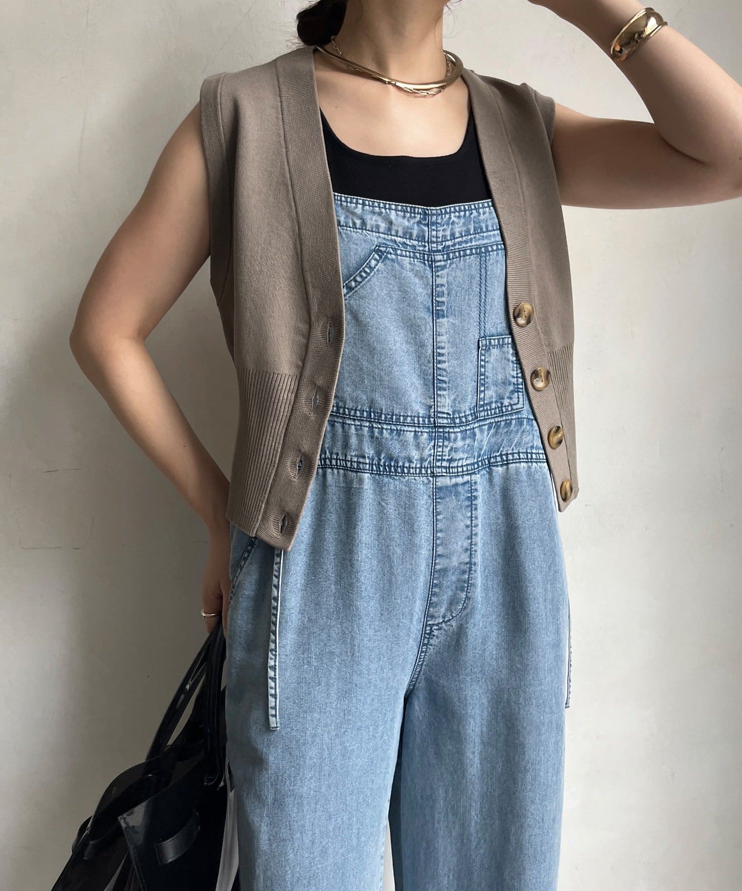 ■2025 SPRING & SUMMER ITEM■コンパクトなサイジングで着回しやすいニットベストヘルシーな着こなしが叶う、コンパクトなサイジングのサマーニットベスト。表面感の少ないフラッ