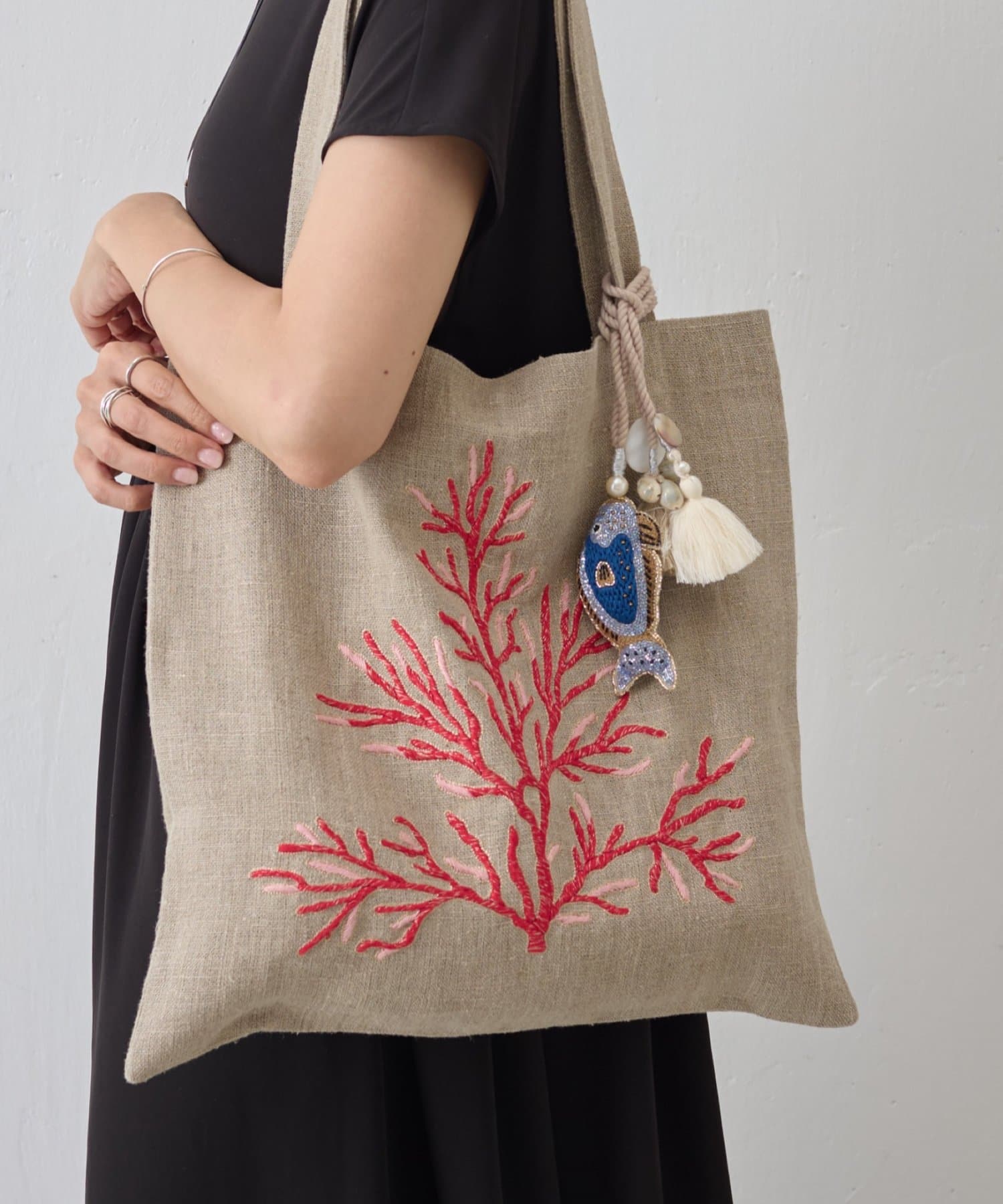 ■アイテム～Big Coral Tote Bag～インドの職人による手刺繍を施した「CITRUS」のアイテム。BEARDSLEYのディレクターが別注。他には手に入らない特別なバッグに仕上がりました。鮮