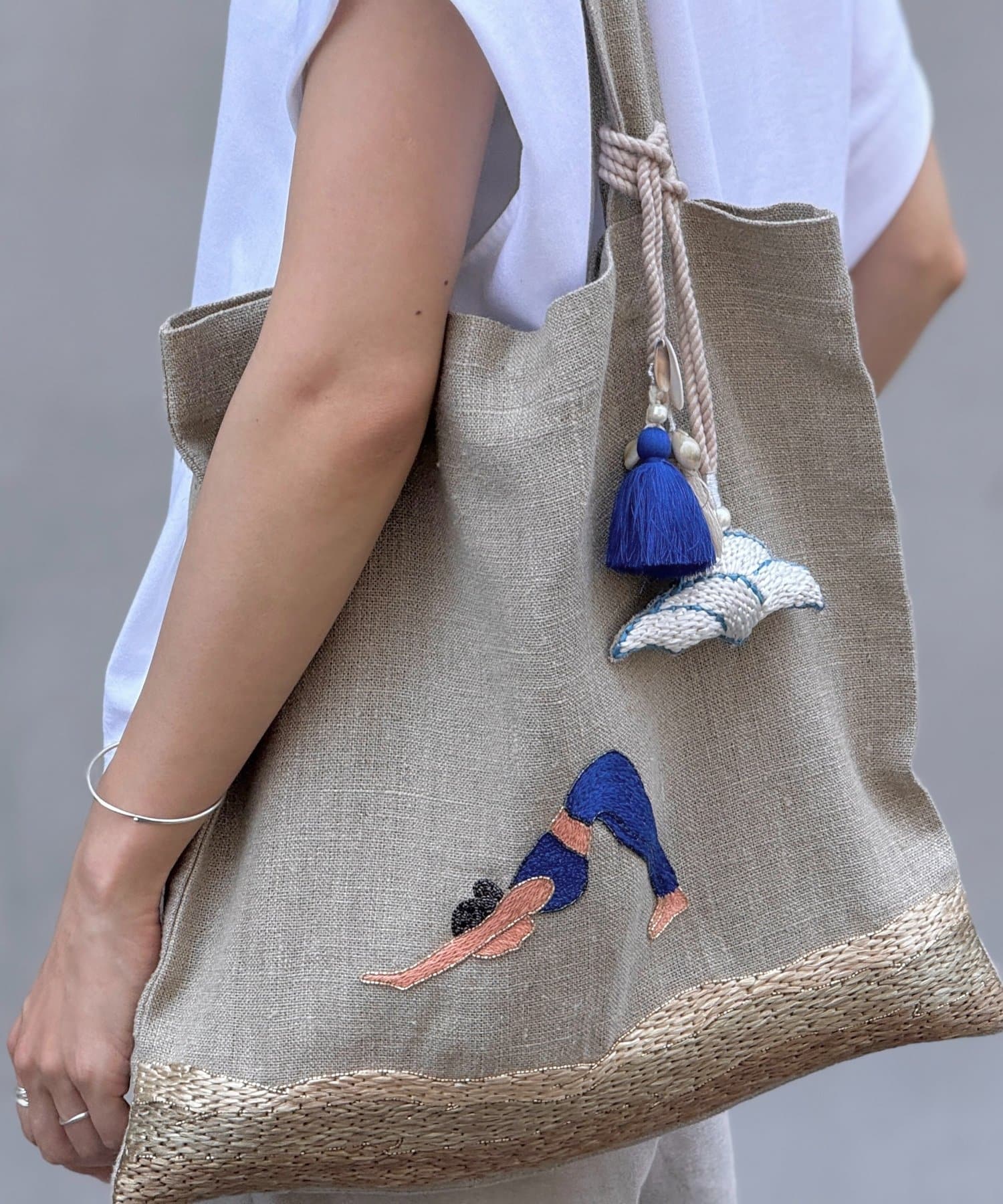 ■アイテム～Yoga Girl Tote Bag～インドの職人による手刺繍を施した「CITRUS」のアイテム。BEARDSLEYのディレクターが別注。他には手に入らない特別なバッグに仕上がりました。キ