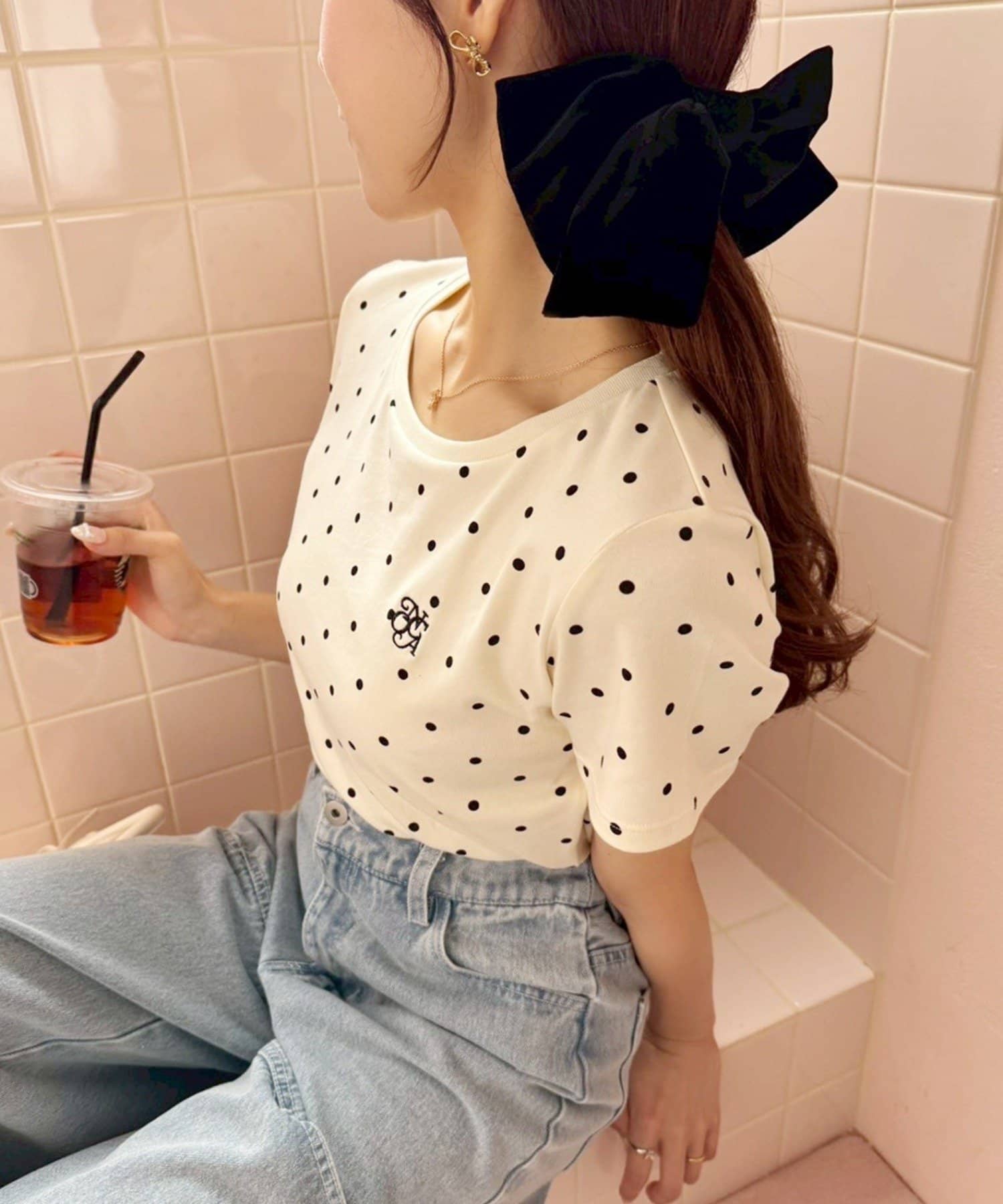 ~NICECLAUP 2025 Summer　Collection~コンパクトなシルエットが可愛いチビTに、ガーリーなドット柄と胸元のロゴ刺繍をプラスした1枚。程よいフィット感で、スタイルアップも叶う