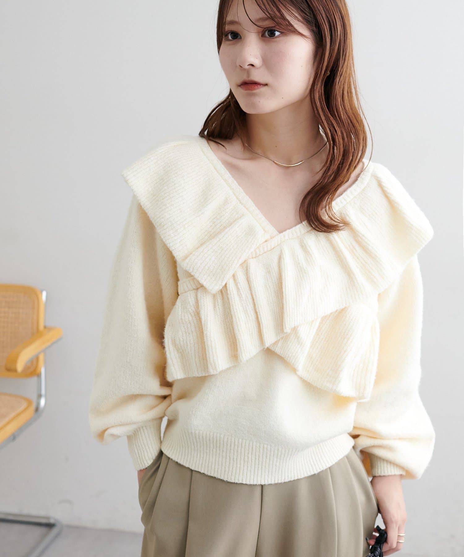DISCOAT(ディスコート) 【上品な肌見せ/5色展開】フリルクロスニット《WEB限定》