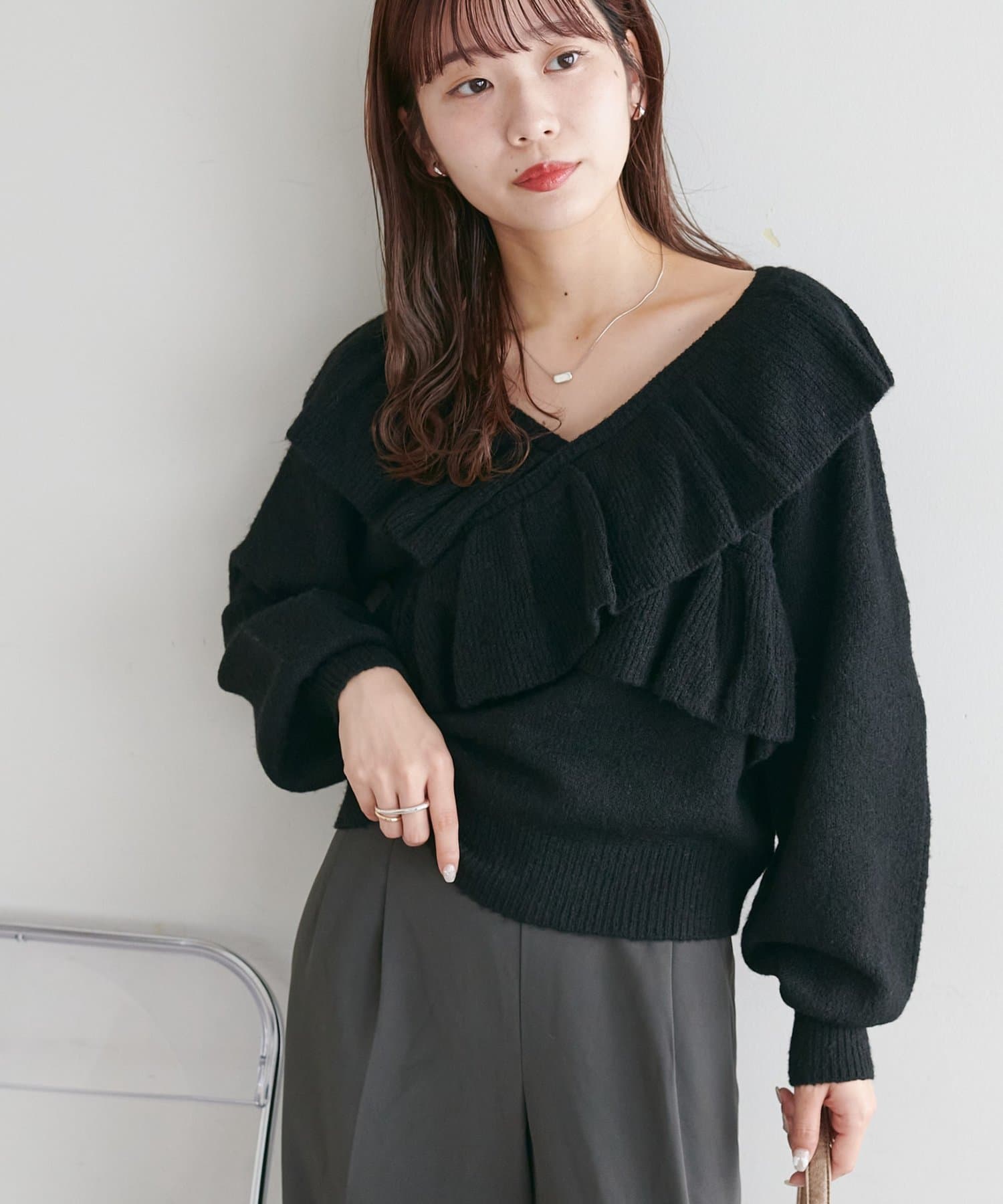 DISCOAT(ディスコート) 【上品な肌見せ/5色展開】フリルクロスニット《WEB限定》