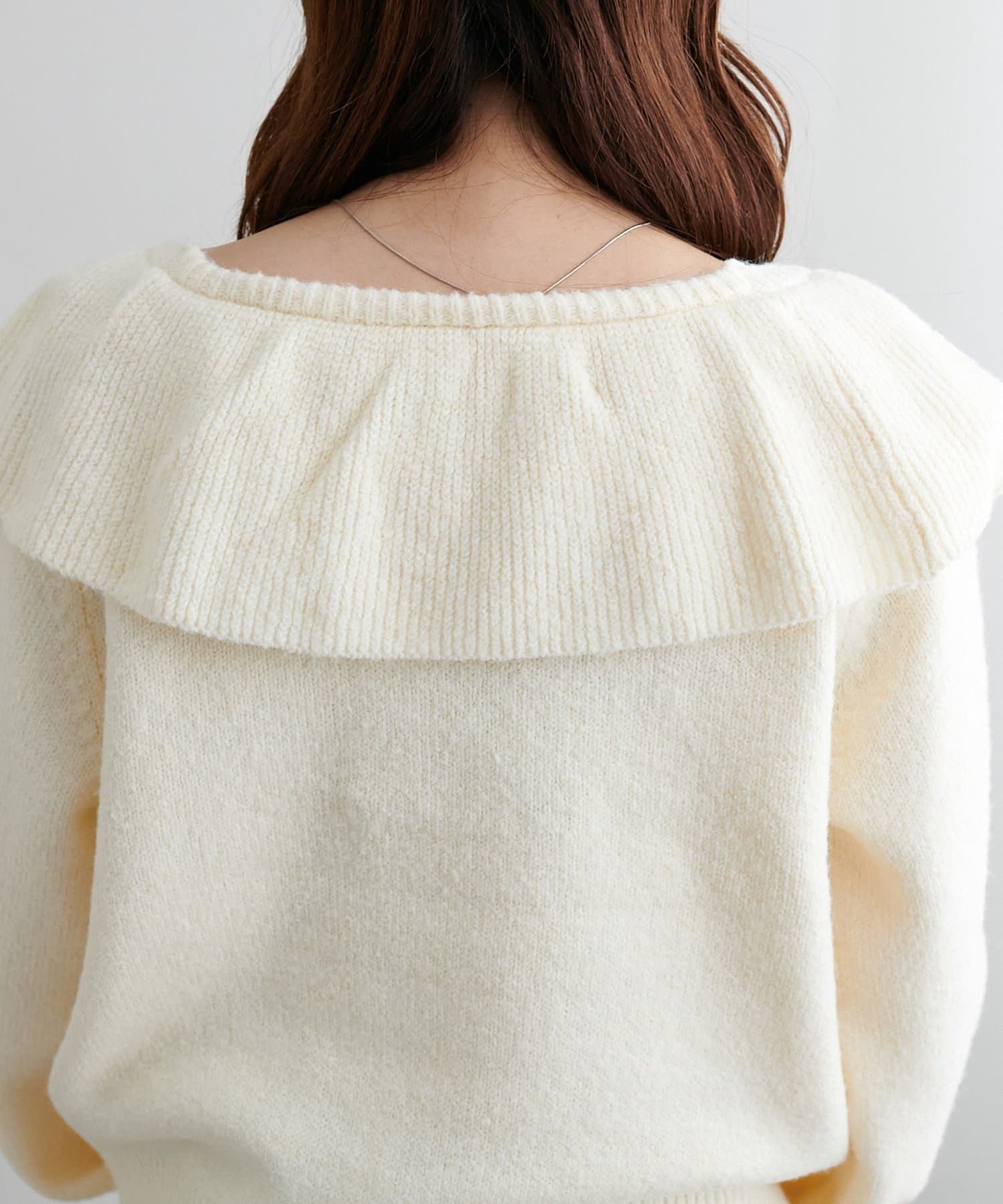 DISCOAT(ディスコート) 【上品な肌見せ/5色展開】フリルクロスニット《WEB限定》