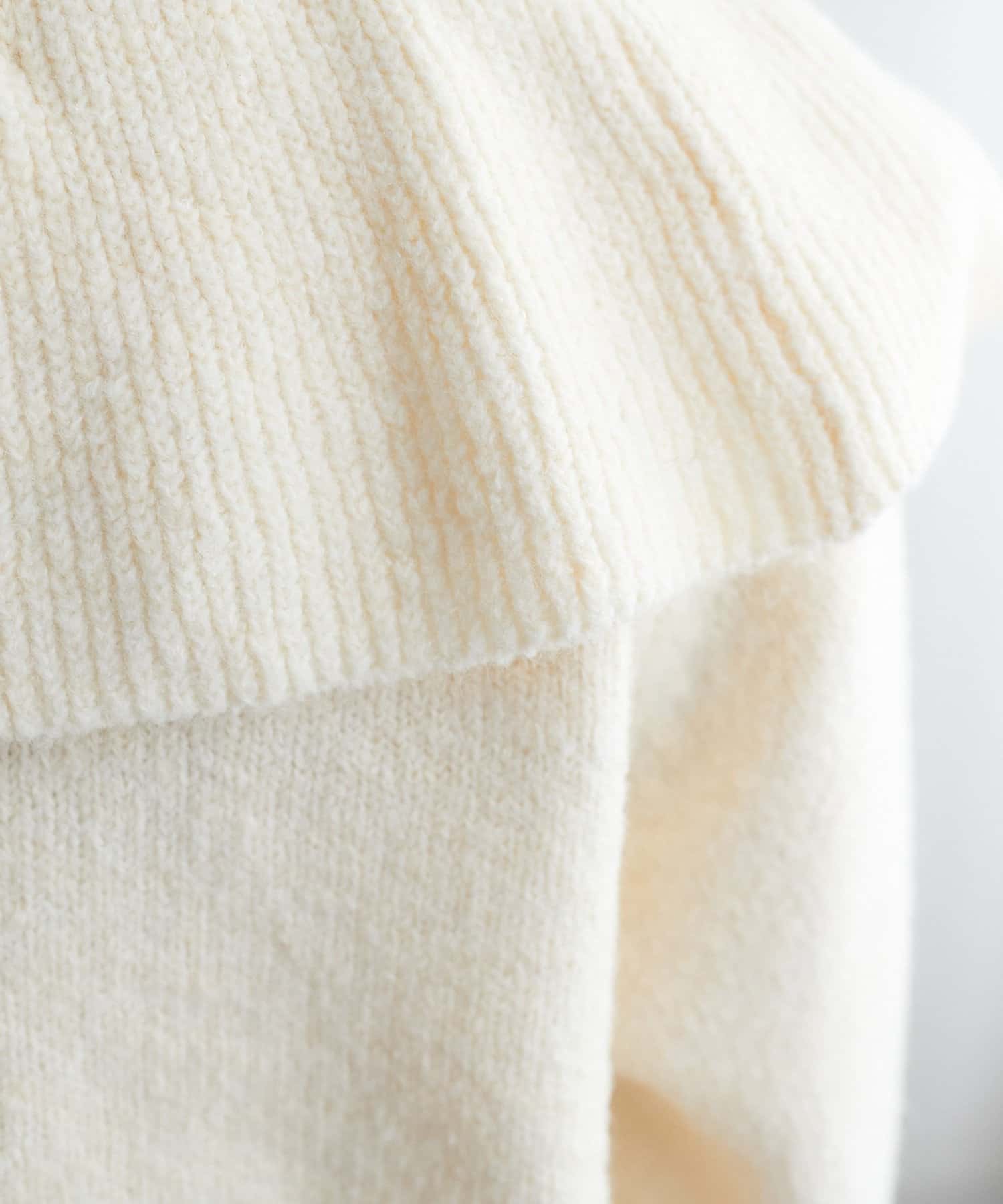 DISCOAT(ディスコート) 【上品な肌見せ/5色展開】フリルクロスニット《WEB限定》