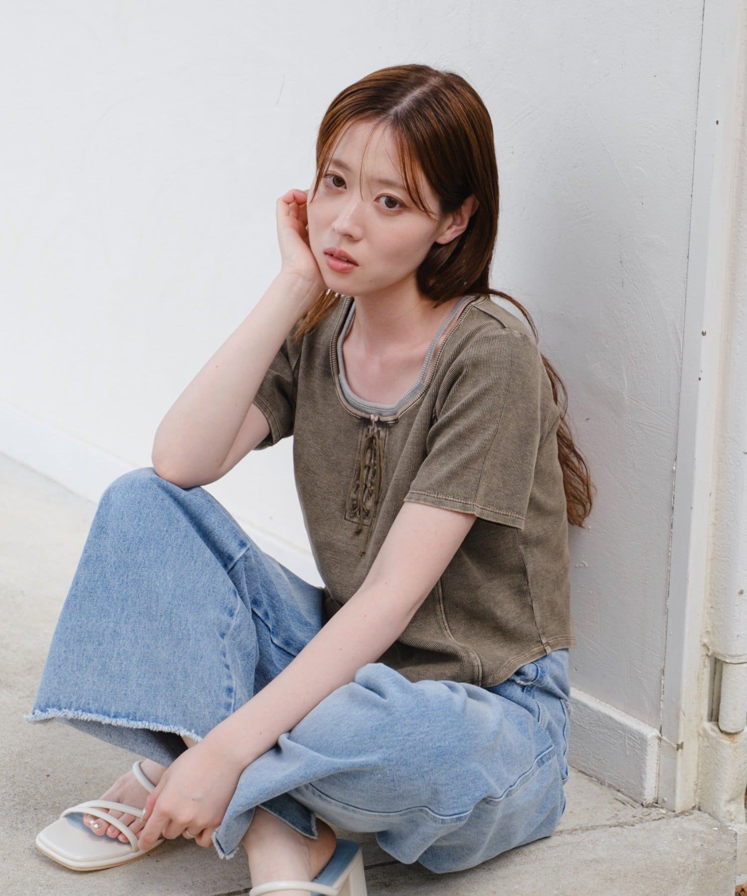 一枚で決まる、レイヤード風トップス※サイトによってカラー表記が異なります。ZOZOTOWN：オリーブ　PALCLOSET：カーキ■デザインピグメント加工で仕上げたキャミソール×Tシャツのドッキングデザ